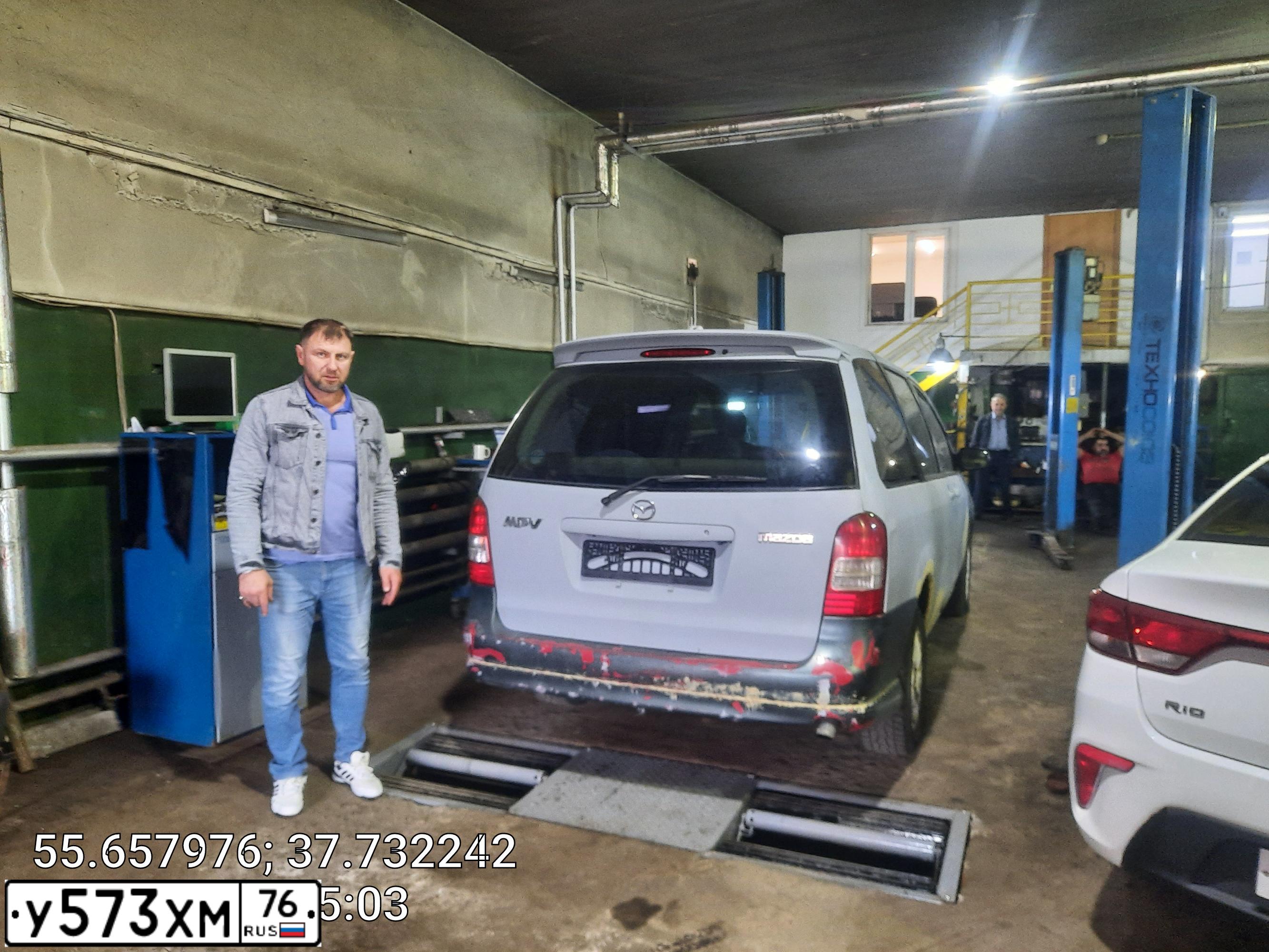 Фото автомобиля MAZDA MPV, 2000 — госномер В673УС750. Цвет: СЕРЫЙ