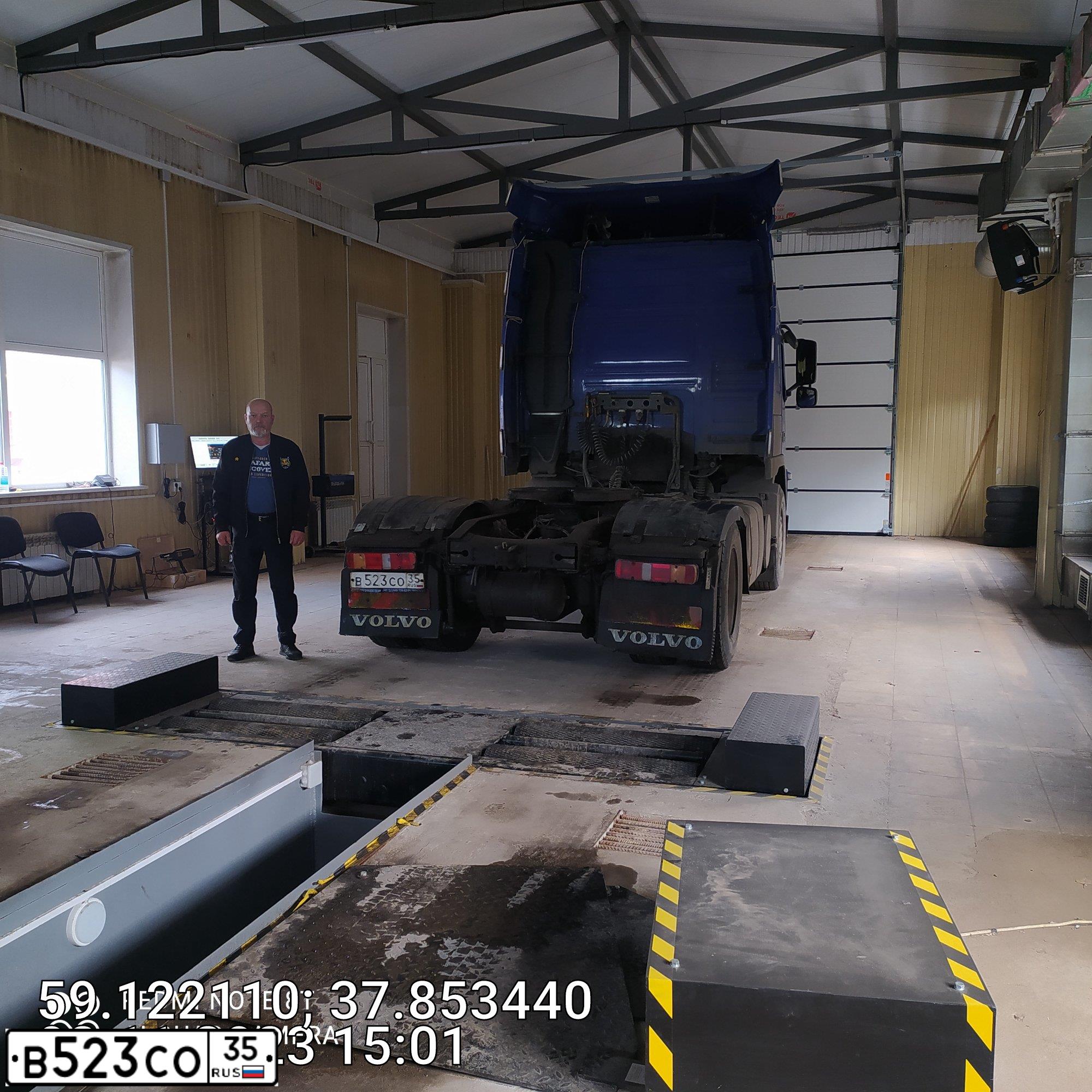 Фото автомобиля VOLVO SERIE FM /4X2/, 2012 — госномер А082АЕ105. Цвет: синий