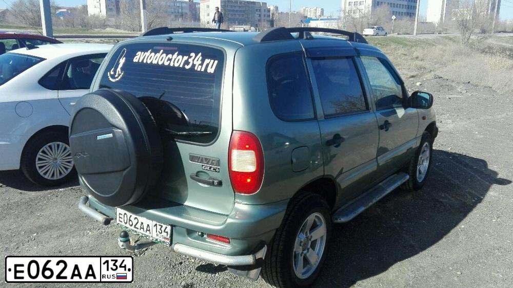 Фото автомобиля CHEVROLET NIVA, 2007 — госномер Е062АА134. Цвет: СВЕТЛЫЙ СЕРО-ЗЕЛЕНЫЙ МЕТАЛЛИК