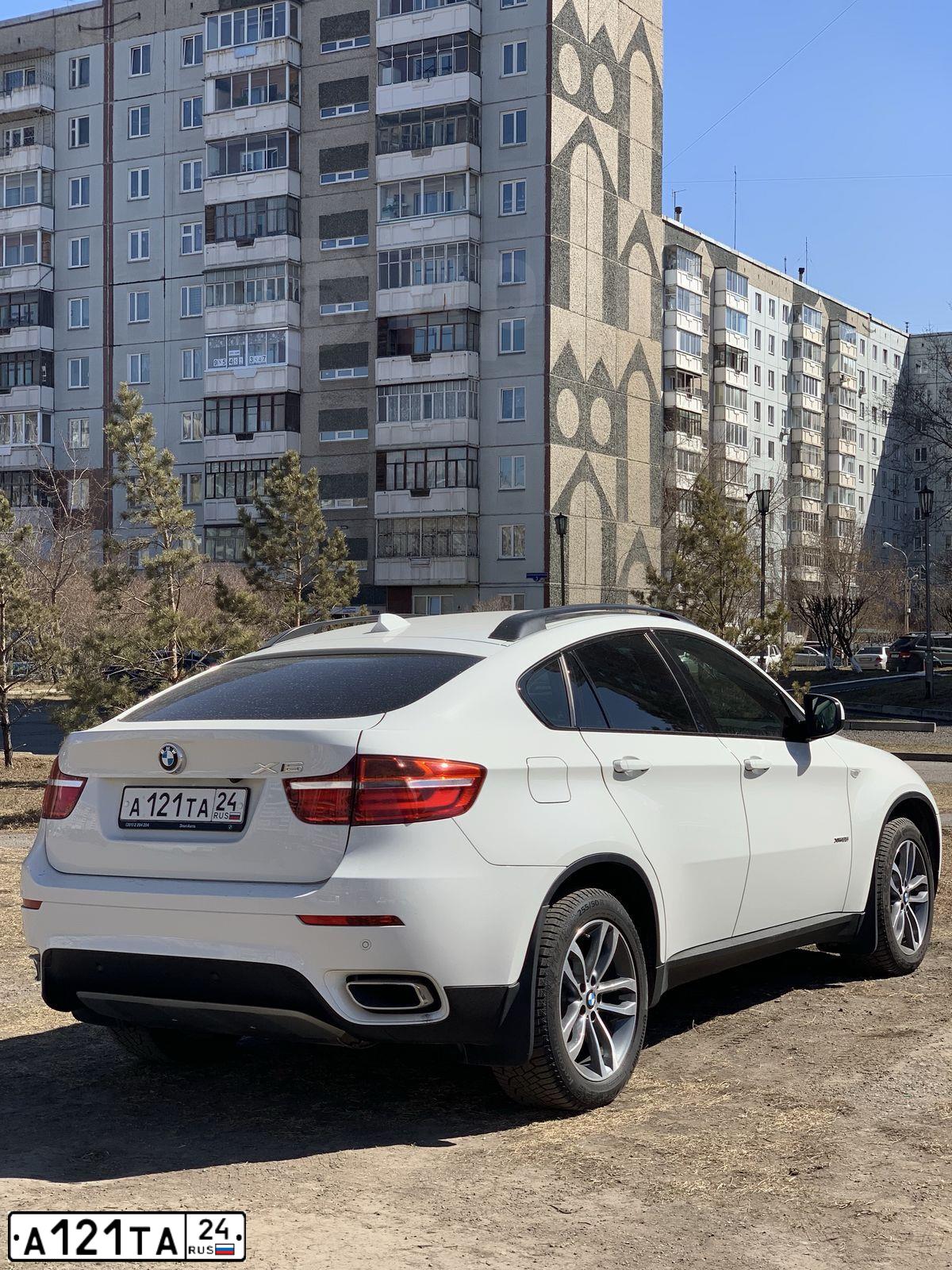 Фото автомобиля VOLKSWAGEN TOUAREG, 2014 — госномер У080РС163. Цвет: КОРИЧНЕВЫЙ