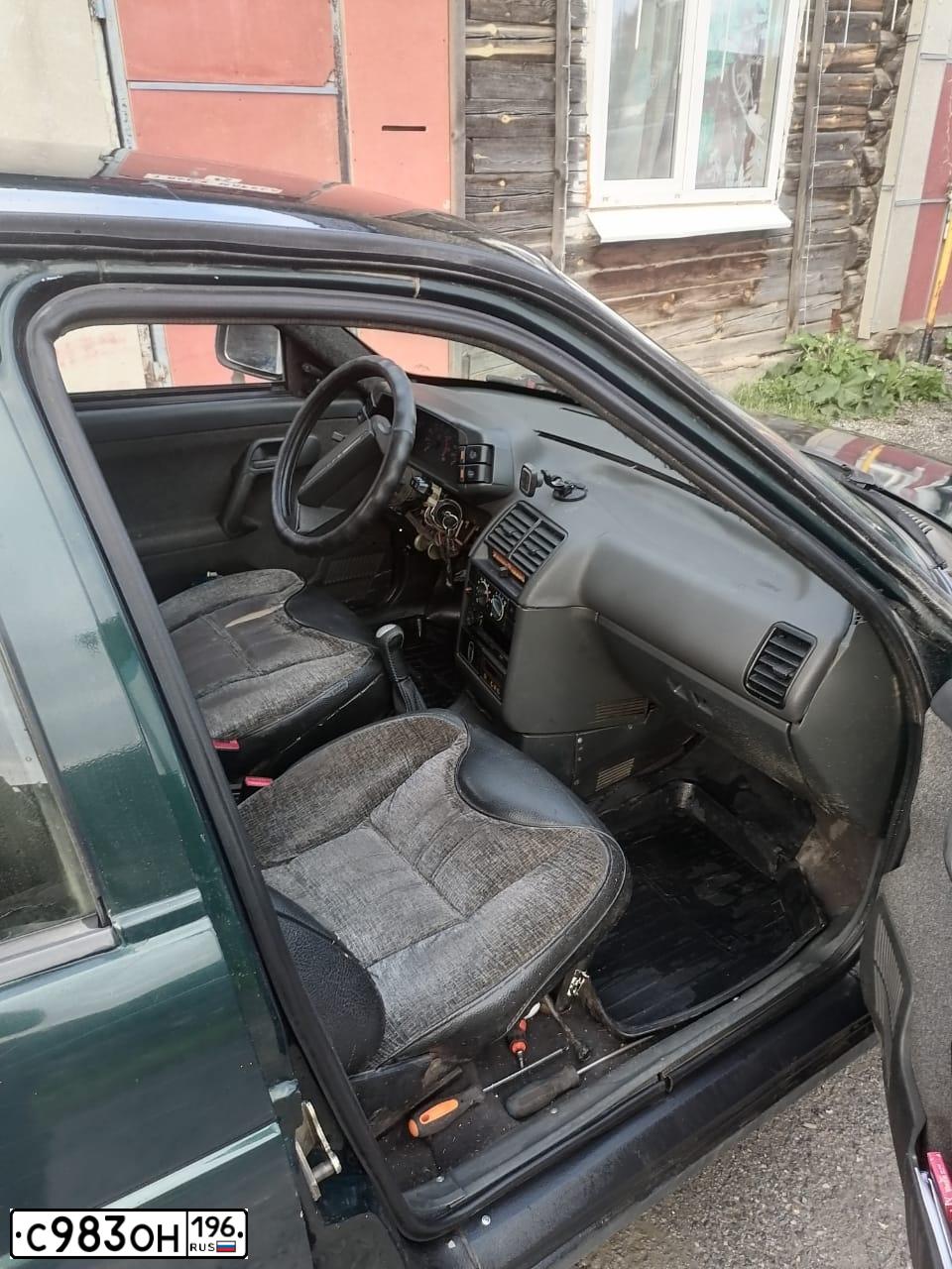Фото автомобиля LADA 2112, 2003 — госномер С983ОН196. Цвет: Темно-зеленый
