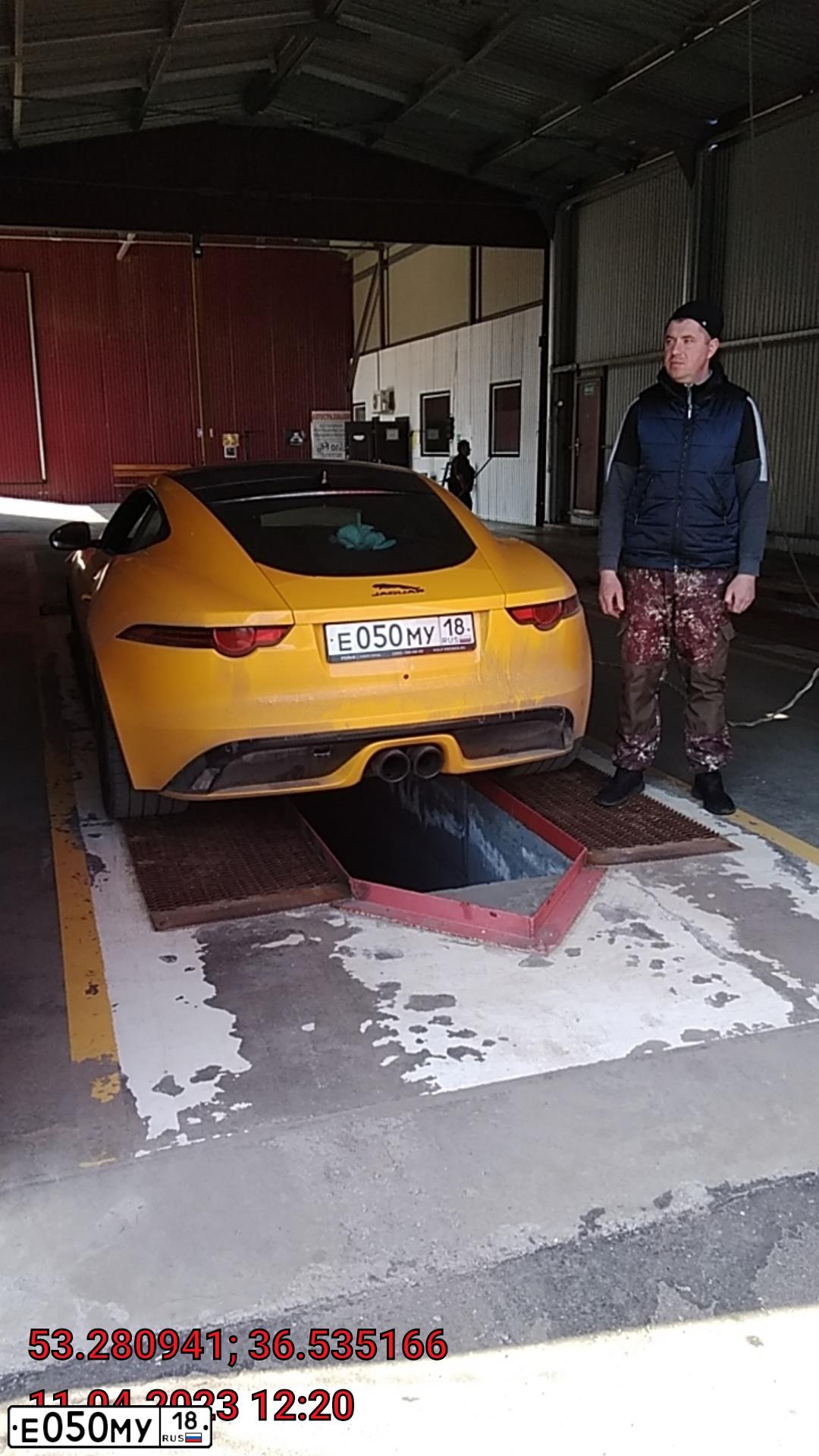 Фото автомобиля ЯГУАР F-TYPE, 2019 — госномер Е050МУ18. Цвет: ЖЕЛТЫЙ