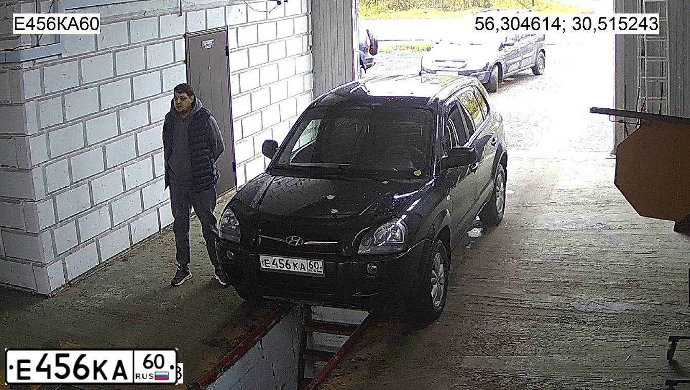 Фото автомобиля HYUNDAI TUCSON, 2008 — госномер Е456КА60. Цвет: Темно-зеленый