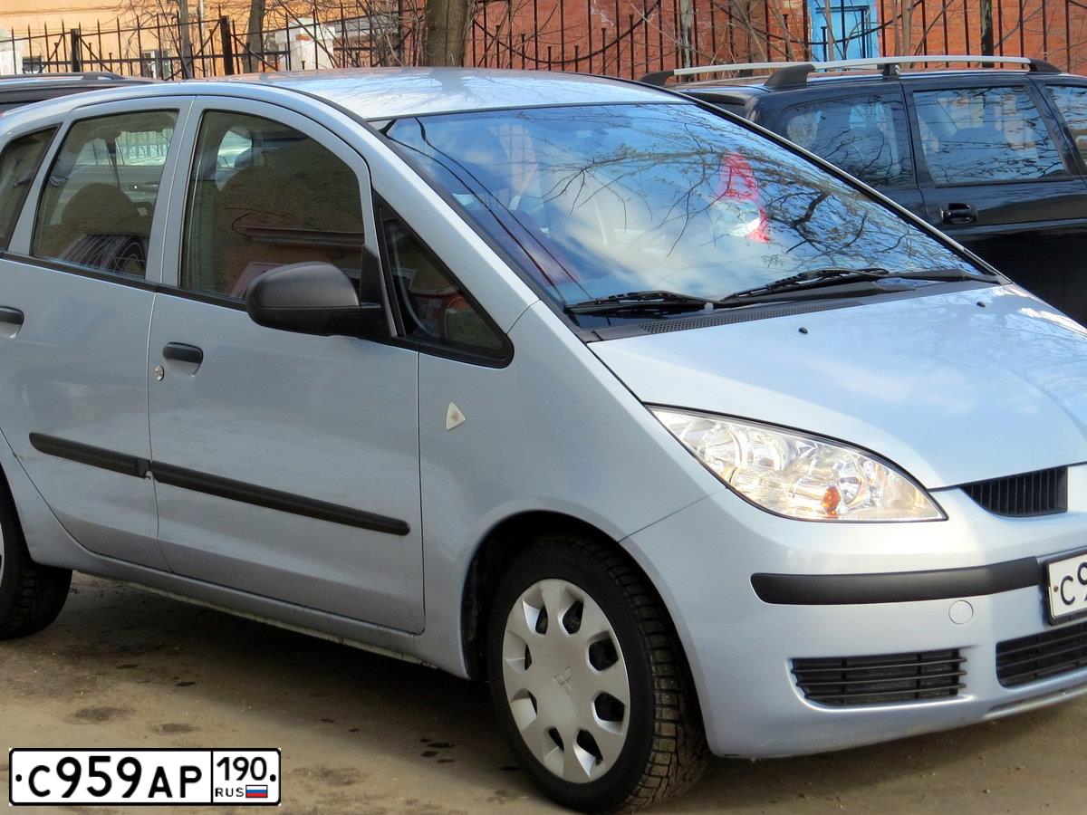 Фото автомобиля MITSUBISHI COLT, 2007 — госномер С959АР190. Цвет: СВЕТЛО-ГОЛУБОЙ