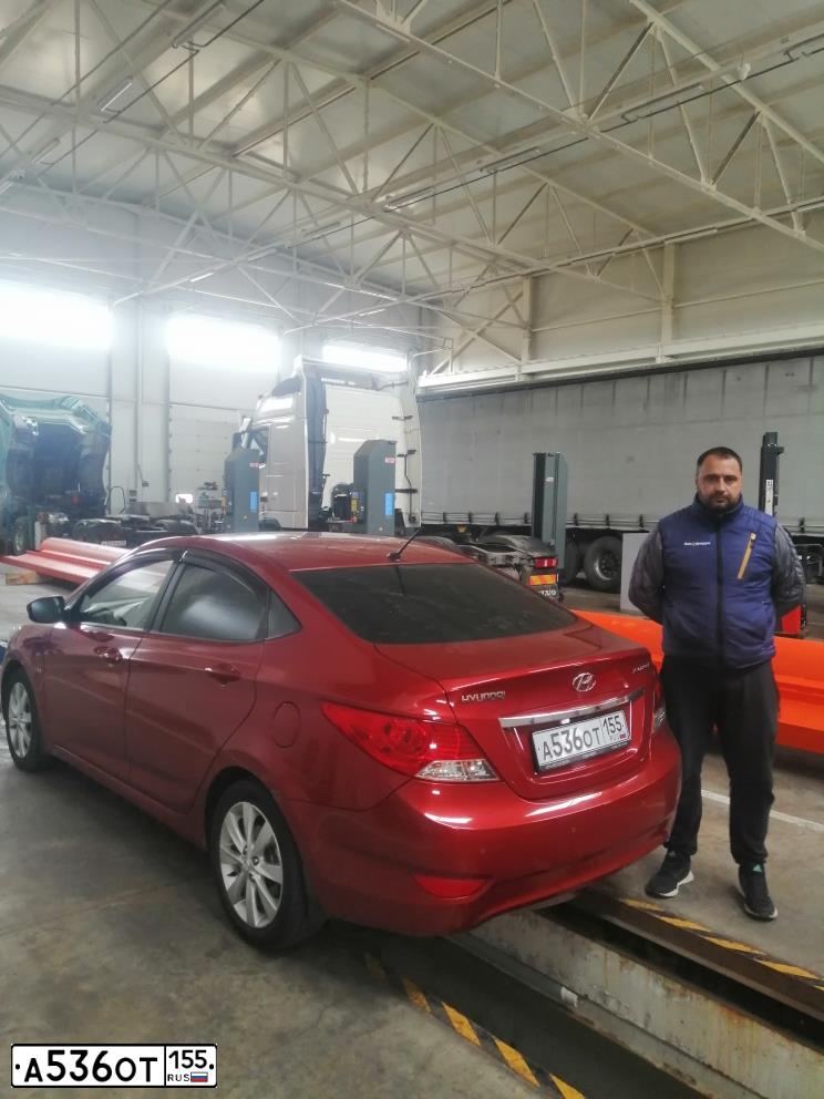 Фото автомобиля HYUNDAI SOLARIS, 2013 — госномер А536ОТ155. Цвет: Красный