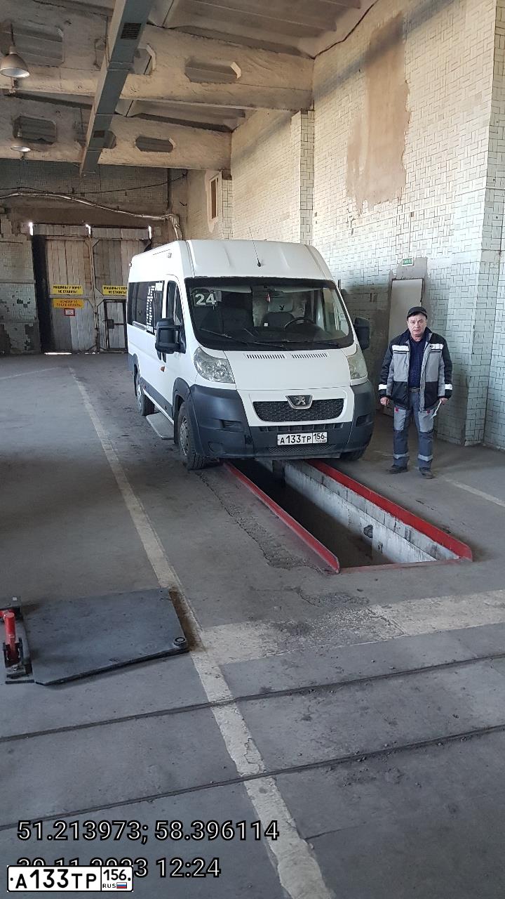 Фото автомобиля PEUGEOT BOXER, 2013 — госномер А133ТР156. Цвет: Белый