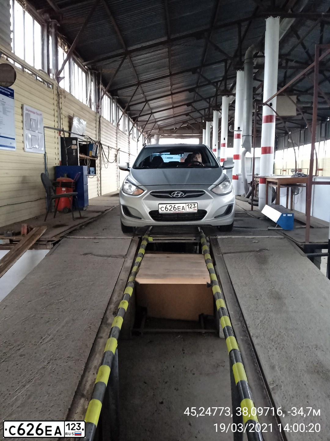 Фото автомобиля HYUNDAI SOLARIS, 2012 — госномер М656ЕУ761. Цвет: СЕРЕБРИСТЫЙ