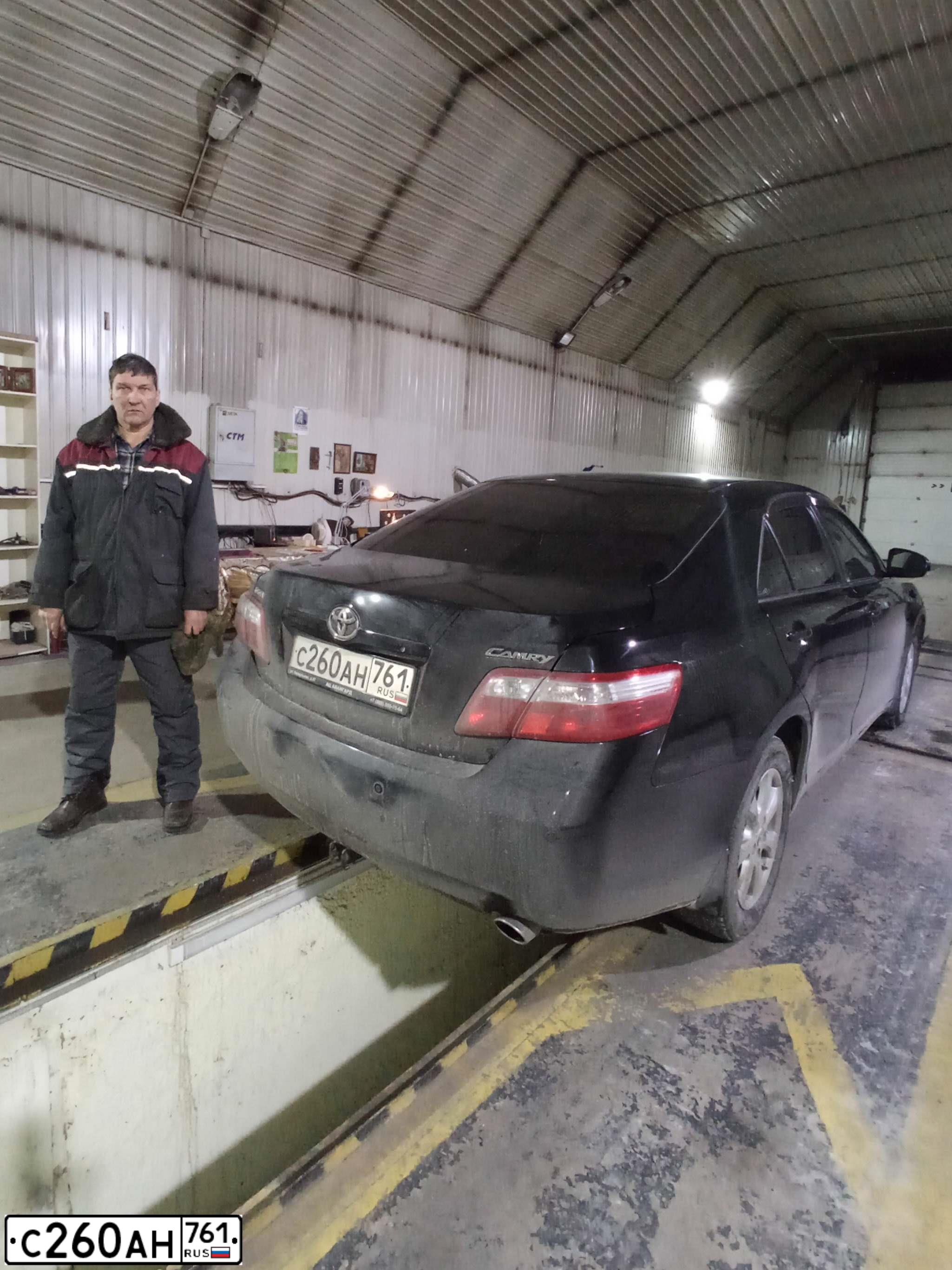 Фото автомобиля TOYOTA CAMRY, 2011 — госномер В333НЕ161. Цвет: ЧЕРНЫЙ