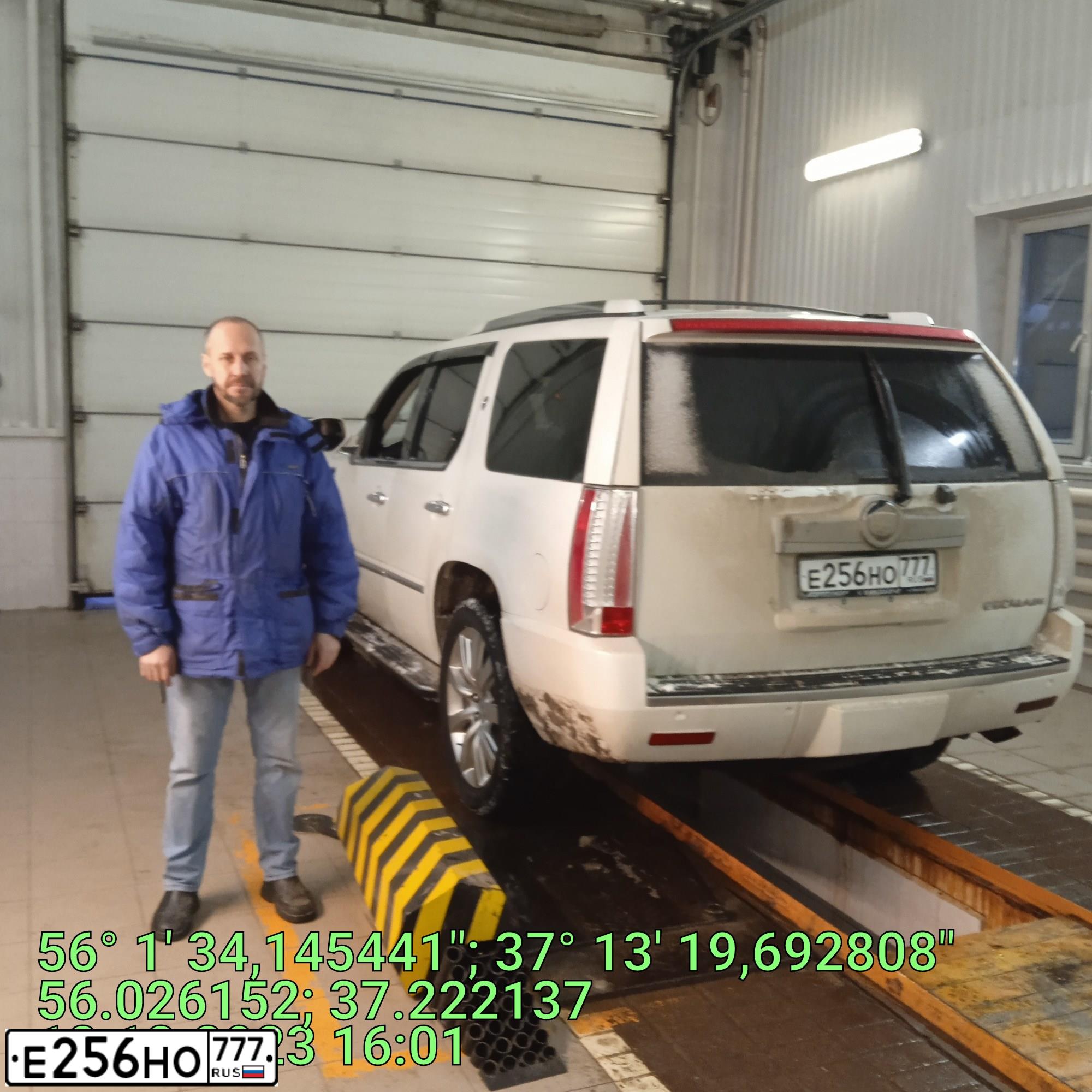 Фото автомобиля CADILLAC ESCALADE, 2011 — госномер Е256НО777. Цвет: Белый