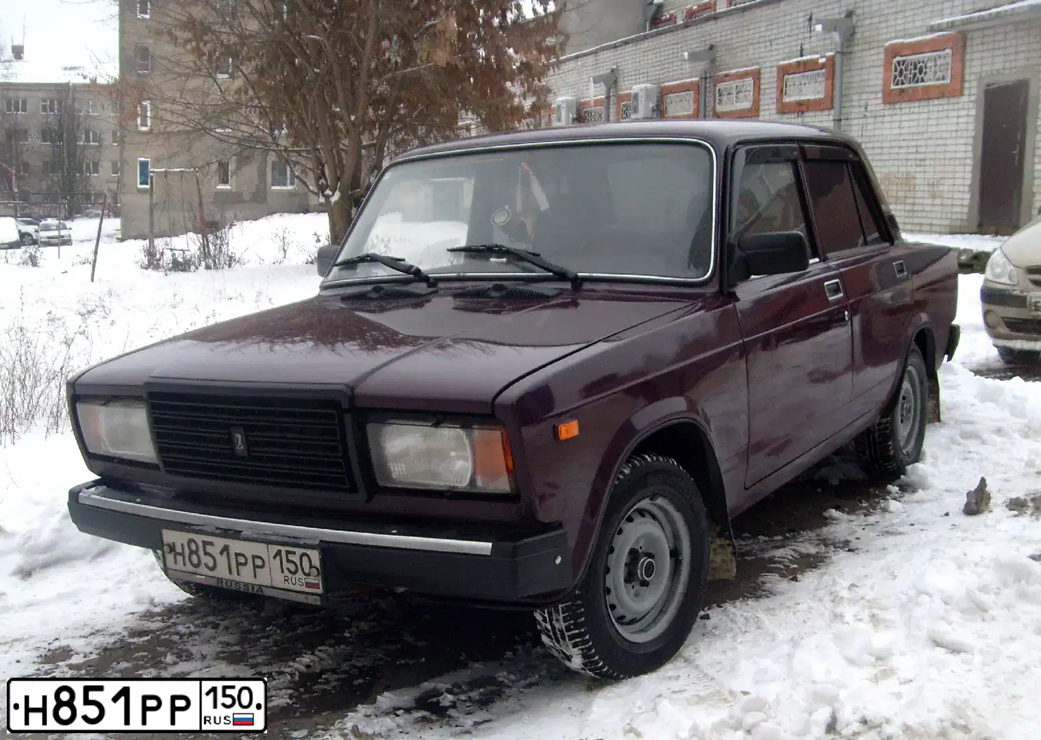 Фото автомобиля LADA 2107 LADA, 2008 — госномер Н851РР150. Цвет: ТЕМНО-ВИШНЕВЫЙ