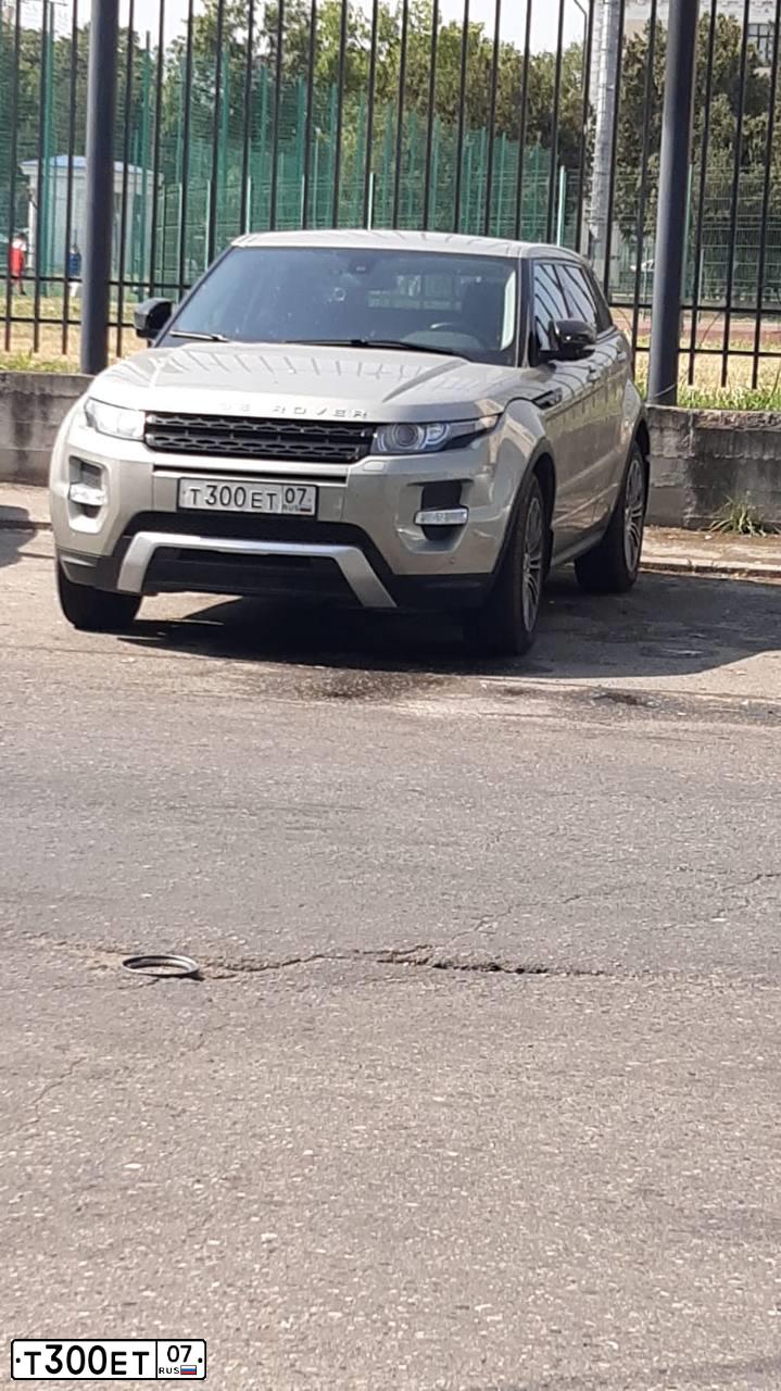 Фото автомобиля LANDROVER RANGE ROVER EVOQUE, 2012 — госномер Т300ЕТ07. Цвет: СЕРЫЙ