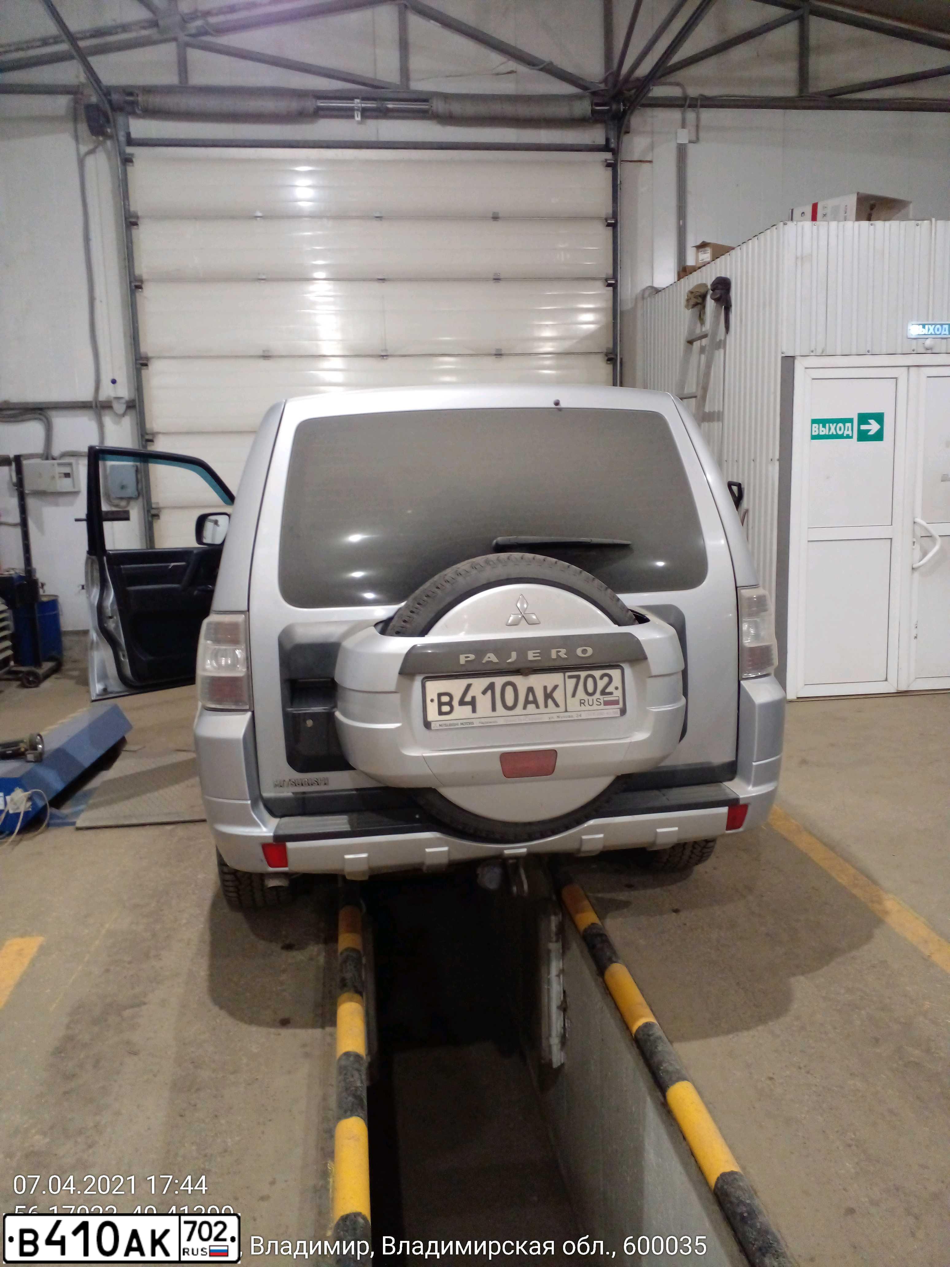 Фото автомобиля MITSUBISHI PAJERO, 2012 — госномер М673ТВ33. Цвет: Серебристый