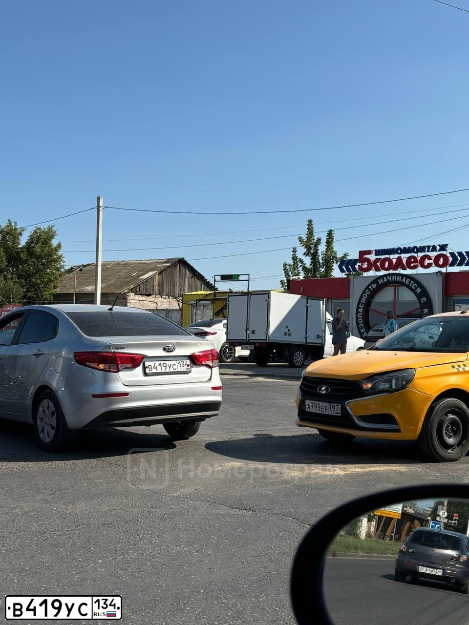 Фото автомобиля KIA RIO, 2016 — госномер В419УС134. Цвет: СЕРЕБРИСТЫЙ