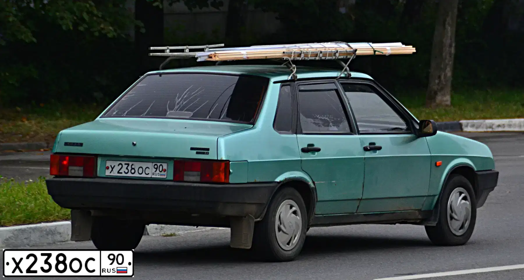 Фото автомобиля LADA 2109 SAMARA, 2003 — госномер Х238ОС90. Цвет: ЗЕЛЕНЫЙ СВЕТЛОСЕРЫЙ