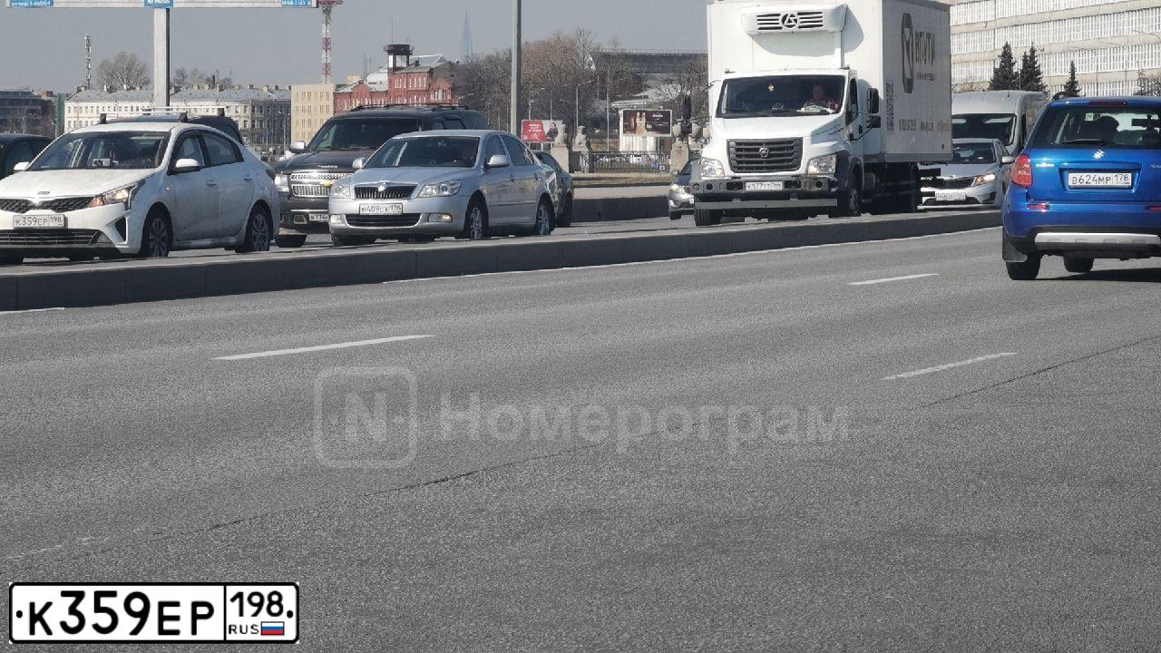 Фото автомобиля KIA RIO, 2021 — госномер Е650ОМ156. Цвет: Белый