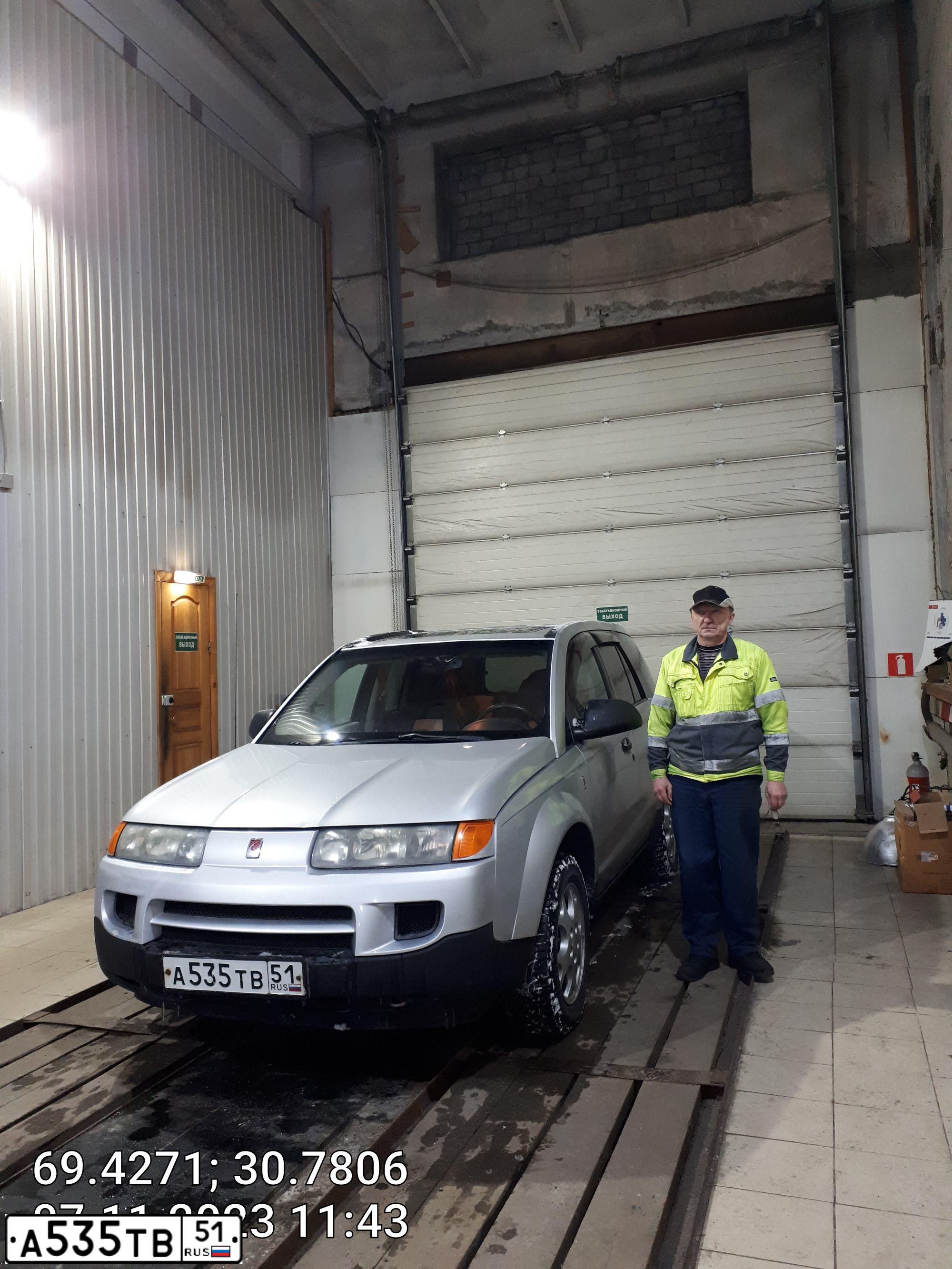 Фото автомобиля SATURN VUE, 2004 — госномер А535ТВ51. Цвет: Серебристый