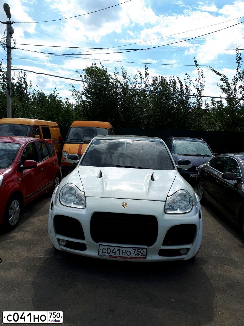 Фото автомобиля PORSCHE CAYENNE, 2003 — госномер С041НО750. Цвет: Белый