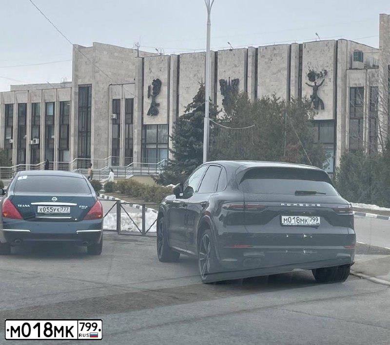 Фото автомобиля PORSCHE CAYENNE, 2019 — госномер Х569НС152. Цвет: ЧЕРНЫЙ