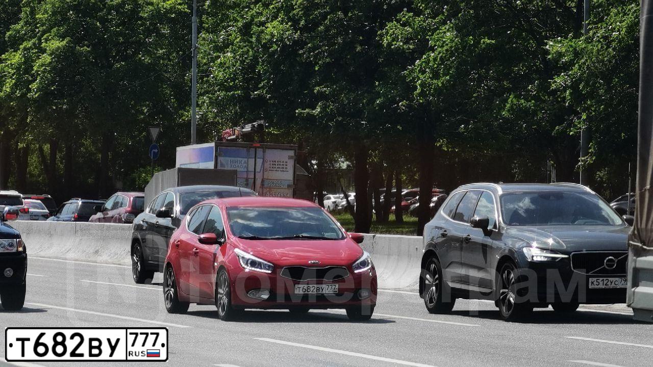 Фото автомобиля KIA CEE'D, 2014 — госномер Т682ВУ777. Цвет: КРАСНЫЙ