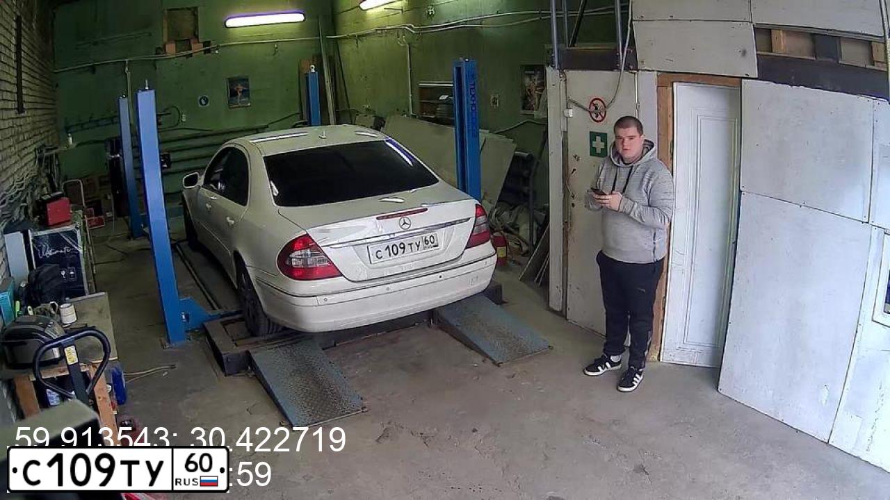 Фото автомобиля MERCEDES E-KLASSE, 2008 — госномер Т749НО198. Цвет: Белый