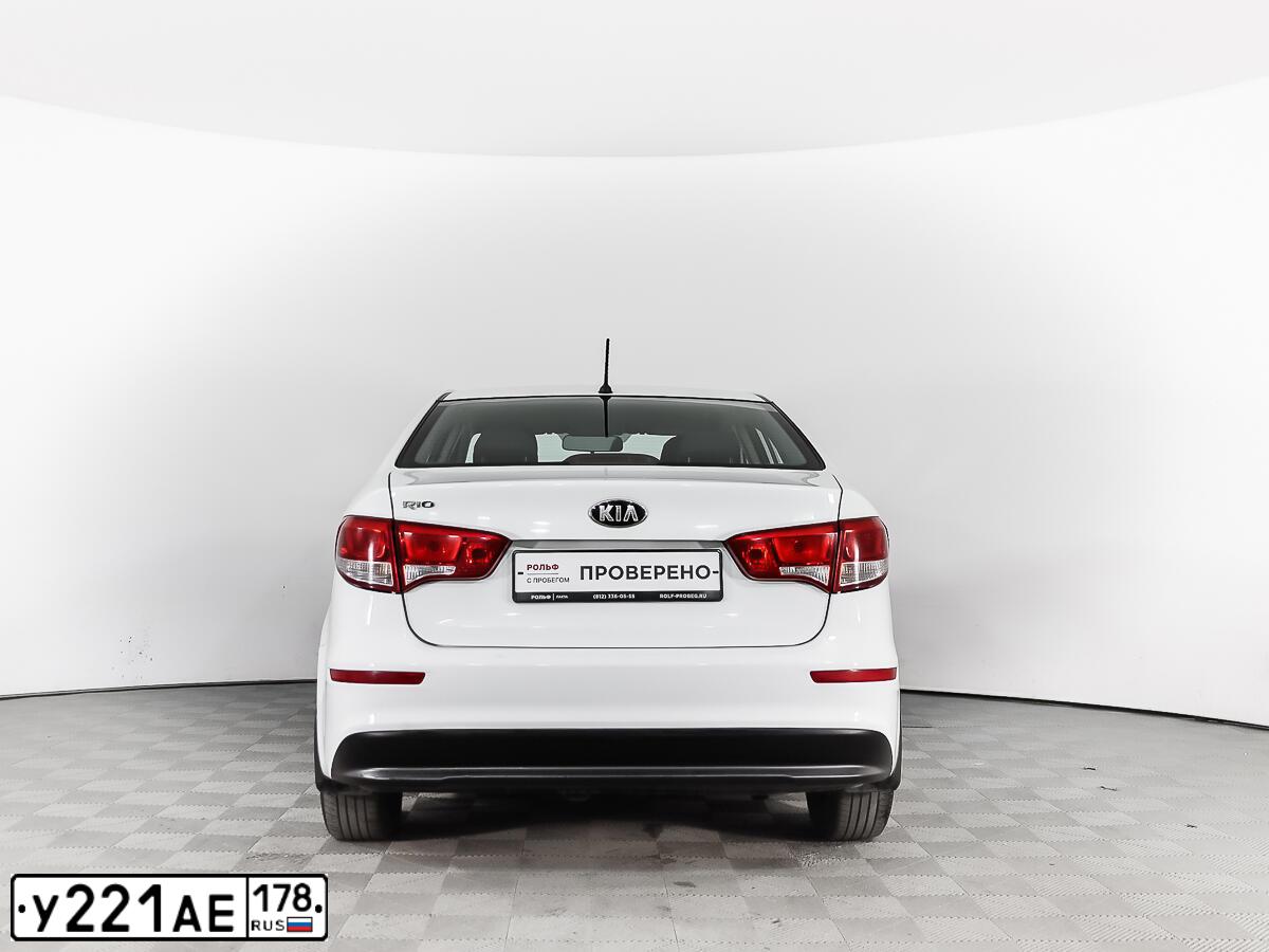 Фото автомобиля KIA RIO, 2015 — госномер Е308НВ147. Цвет: Белый