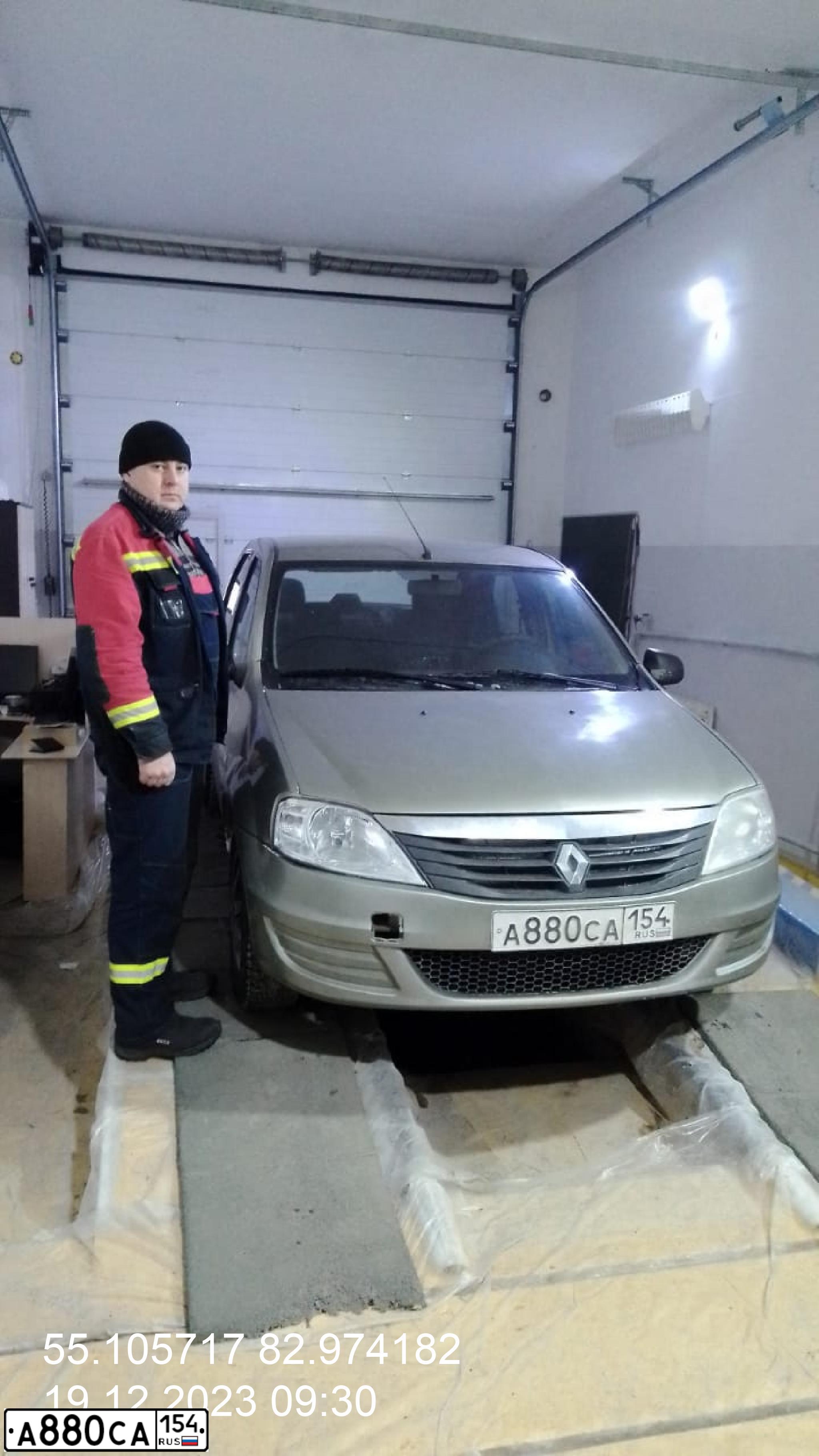 Фото автомобиля RENAULT LOGAN, 2010 — госномер А880СА154. Цвет: БЕЖЕВЫЙ