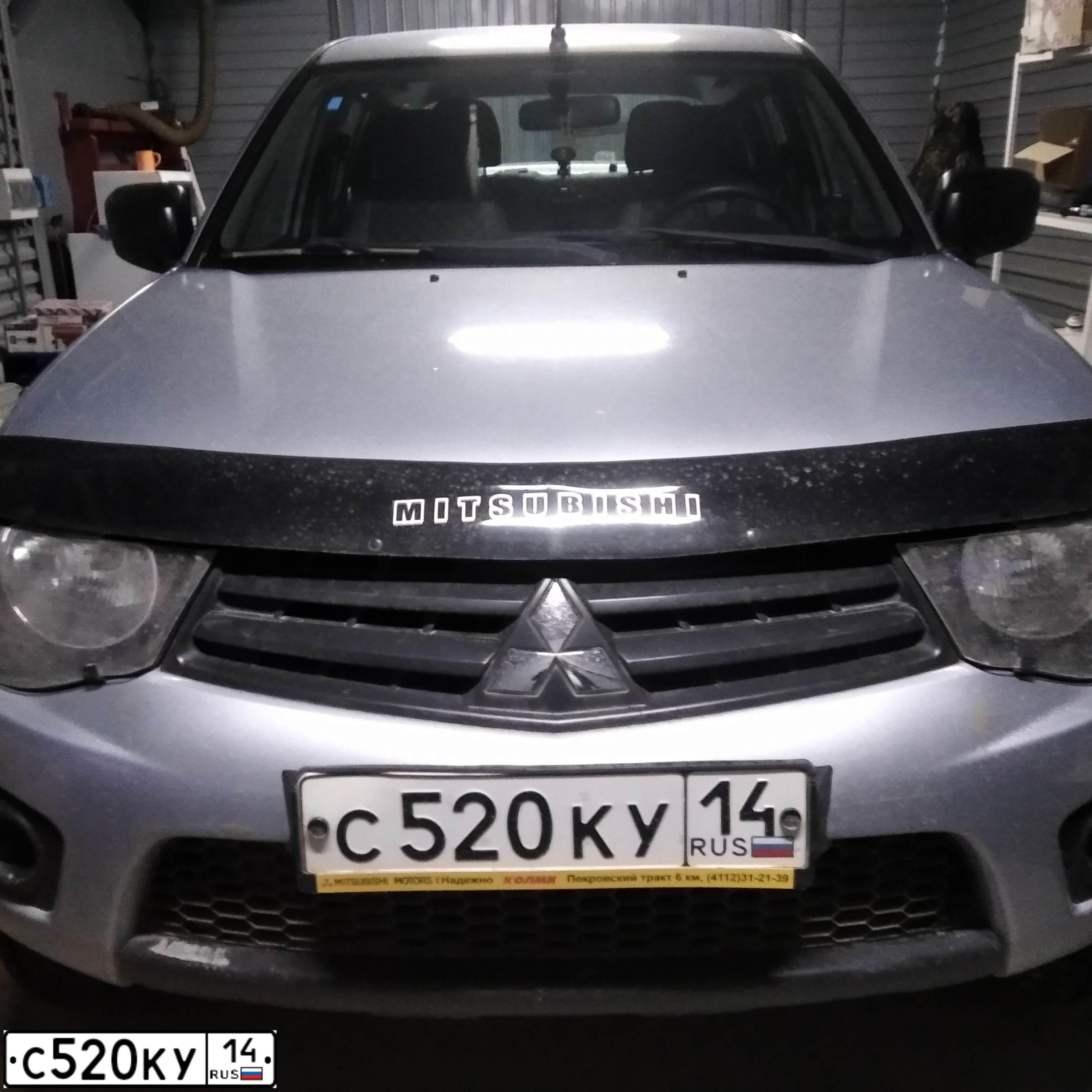 Фото автомобиля MITSUBISHI L 200, 2014 — госномер С520КУ14. Цвет: СЕРЕБРИСТЫЙ