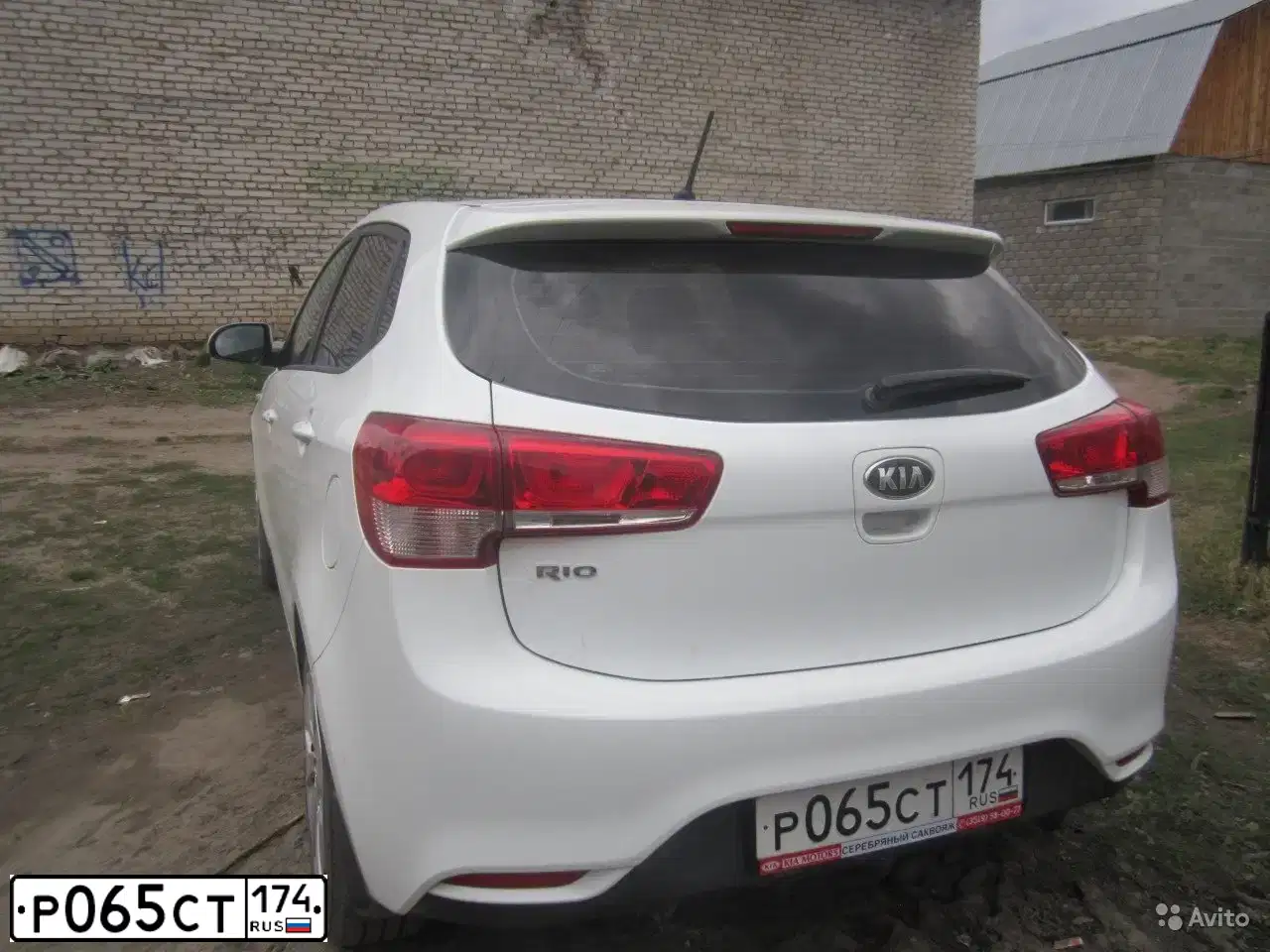 Фото автомобиля KIA RIO, 2016 — госномер Р065СТ174. Цвет: БЕЛЫЙ