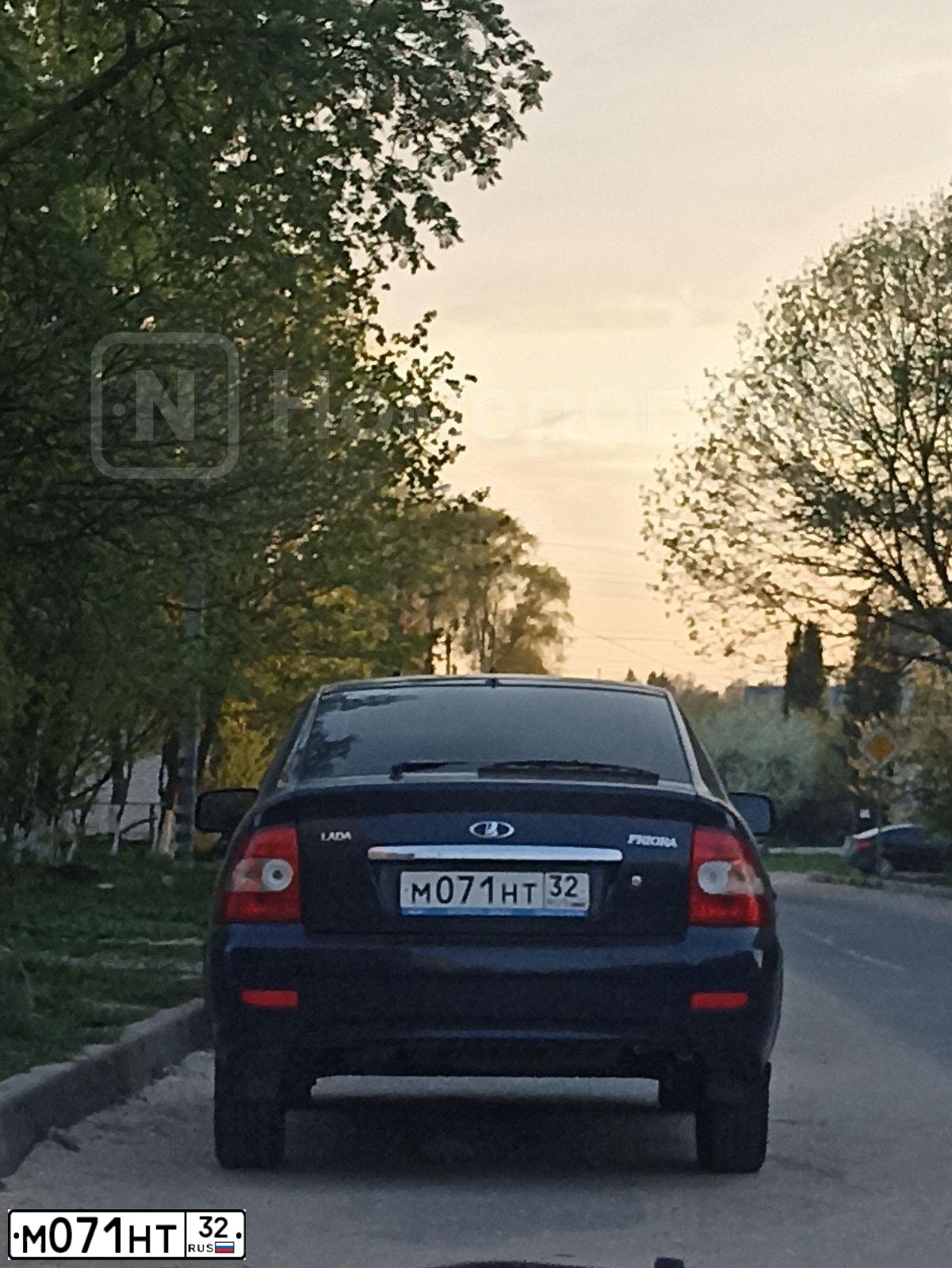 Фото автомобиля LADA 2172 PRIORA, 2013 — госномер М071НТ32. Цвет: СИНИЙ