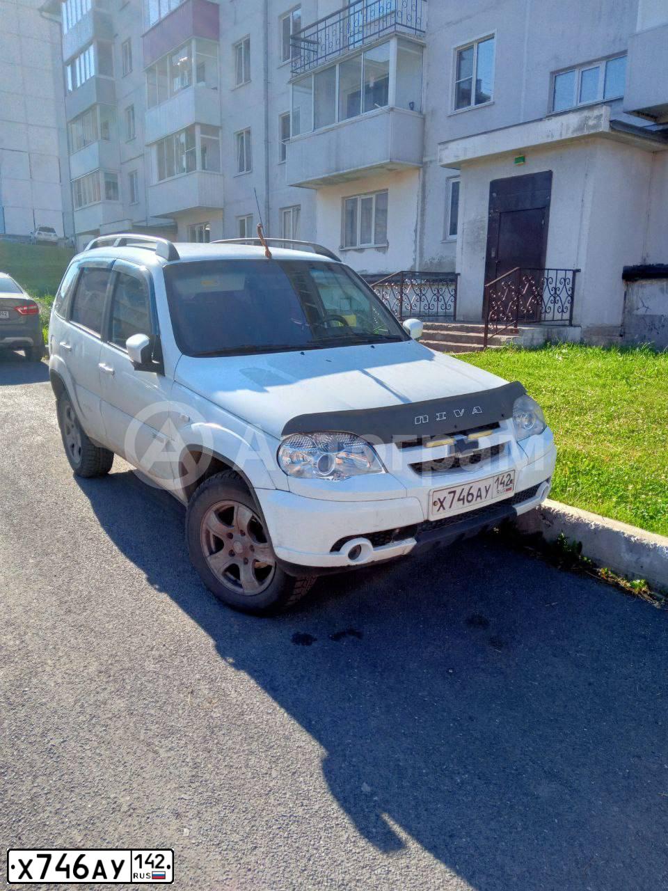 Фото автомобиля CHEVROLET NIVA, 2012 — госномер С057УУ26. Цвет: СИНИЙ МЕТАЛЛИК