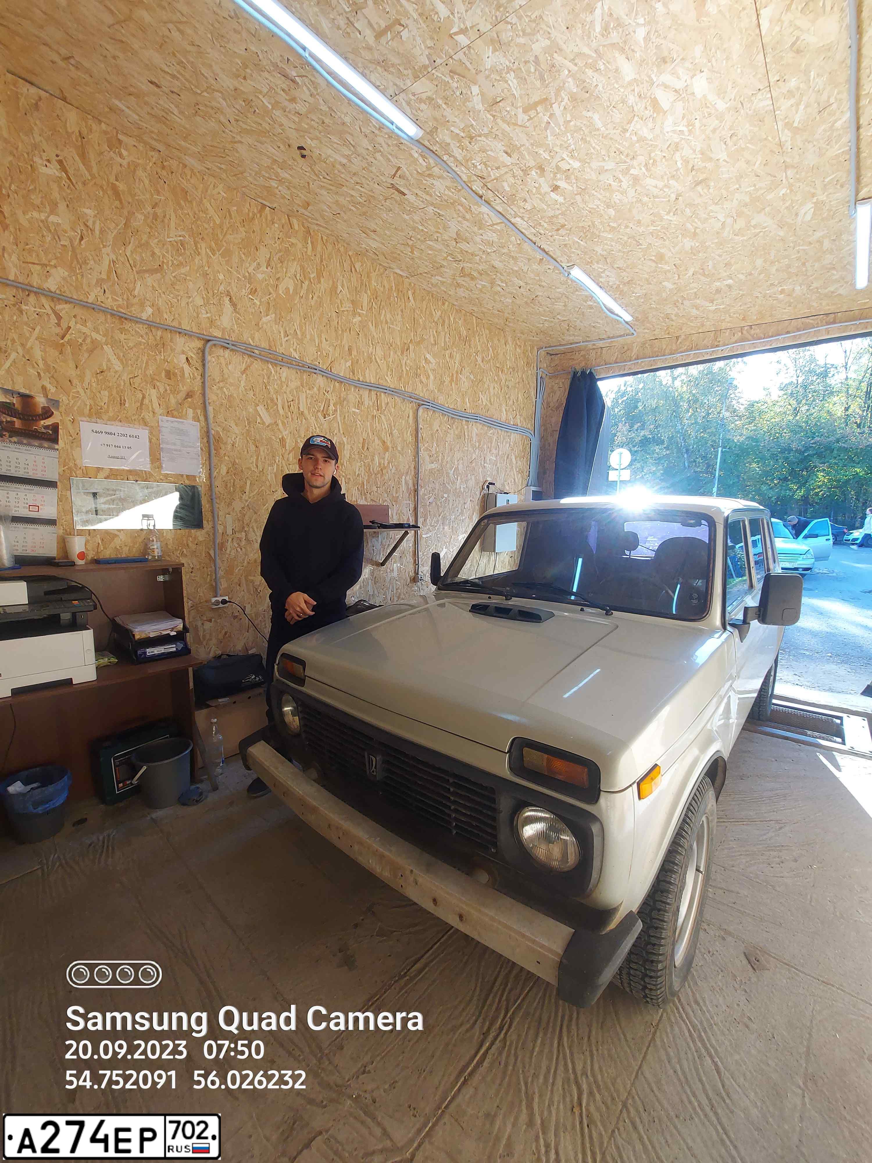 Фото автомобиля LADA NIVA, 2004 — госномер М076ТМ702. Цвет: МОЛОЧНО-БЕЛЫЙ СЕРЕБРИСТЫЙ