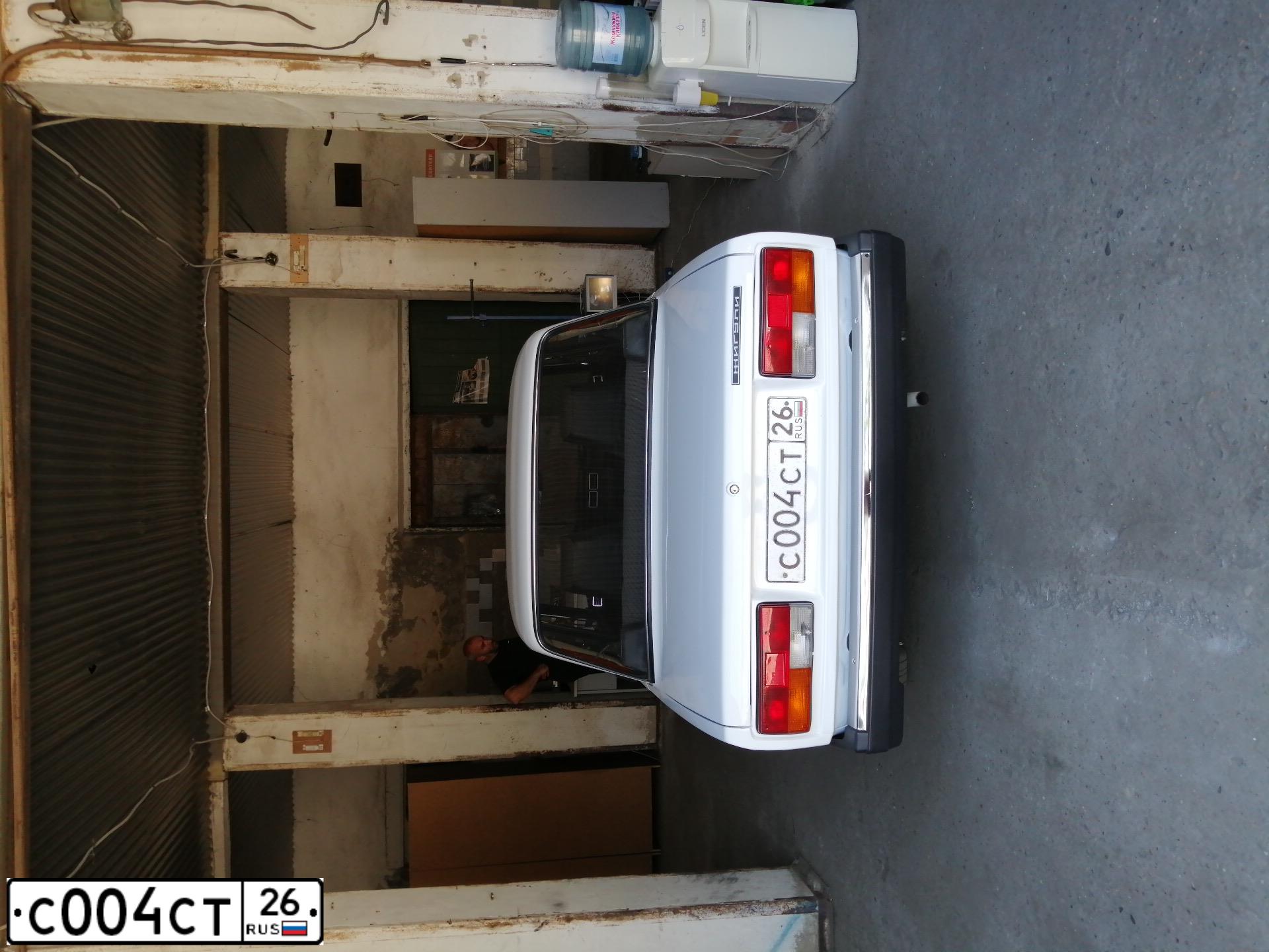 Фото автомобиля LADA 2107 LADA, 2001 — госномер М004ЕР26. Цвет: ЯРКО-БЕЛЫЙ