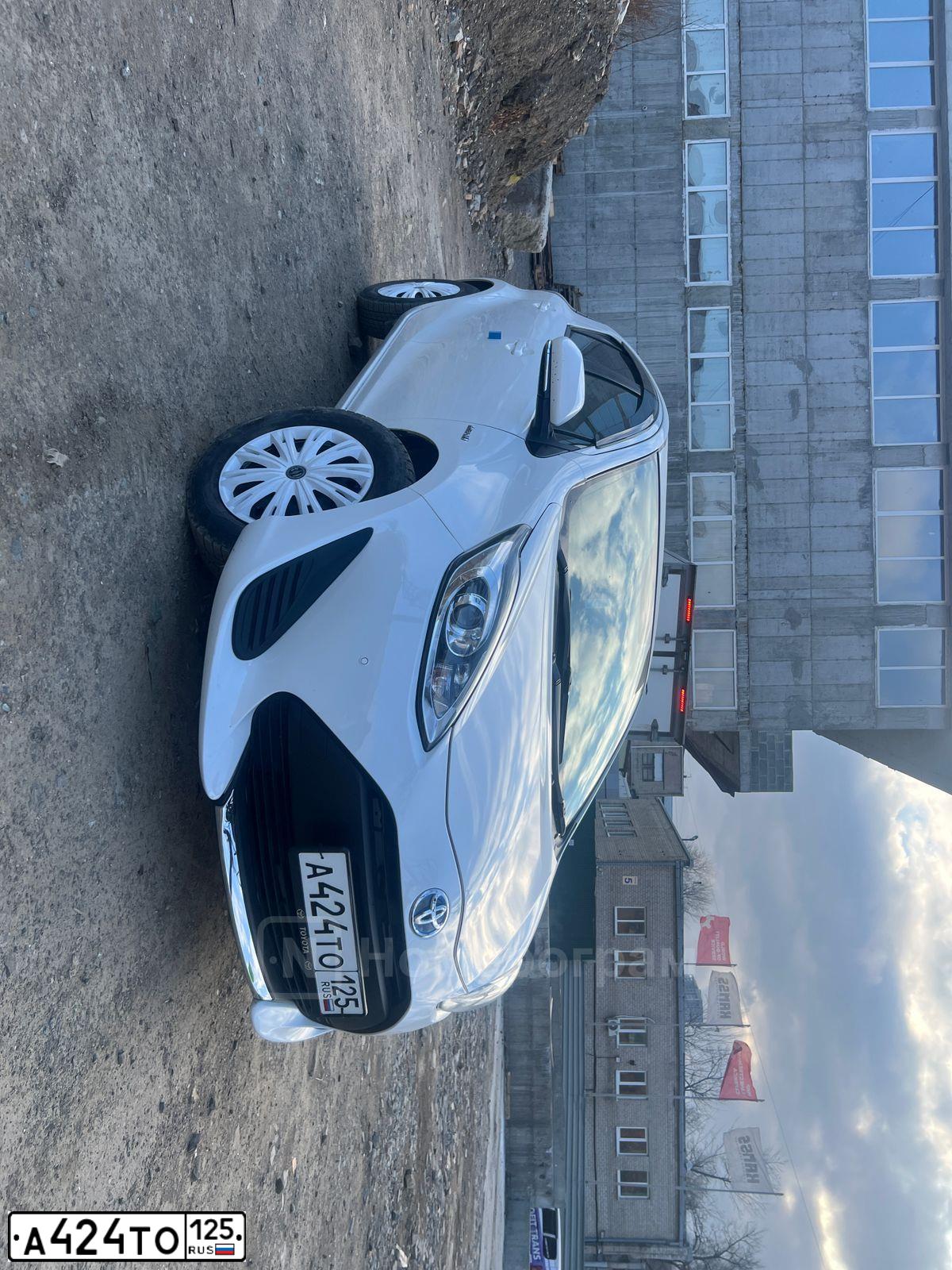 Фото автомобиля TOYOTA AQUA HYBRID, 2019 — госномер Х689РН763
