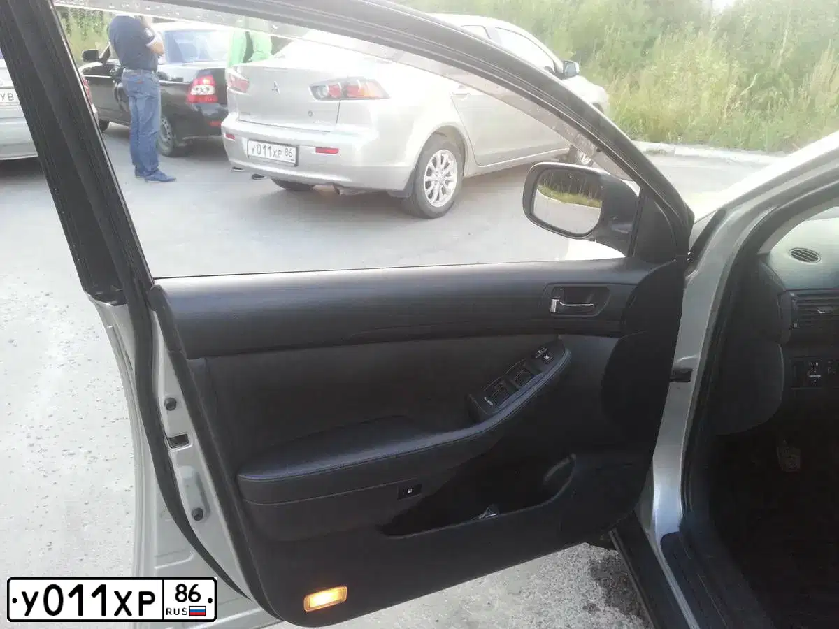 Фото автомобиля MITSUBISHI LANCER, 2012 — госномер У011ХР86. Цвет: Серебристый