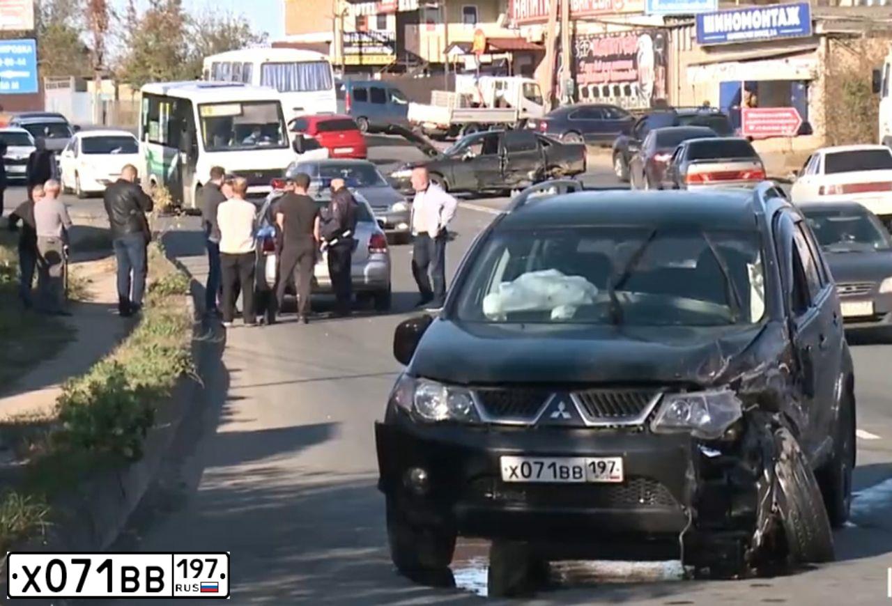 Фото автомобиля MITSUBISHI OUTLANDER, 2007 — госномер Х071ВВ197. Цвет: ЧЕРНЫЙ
