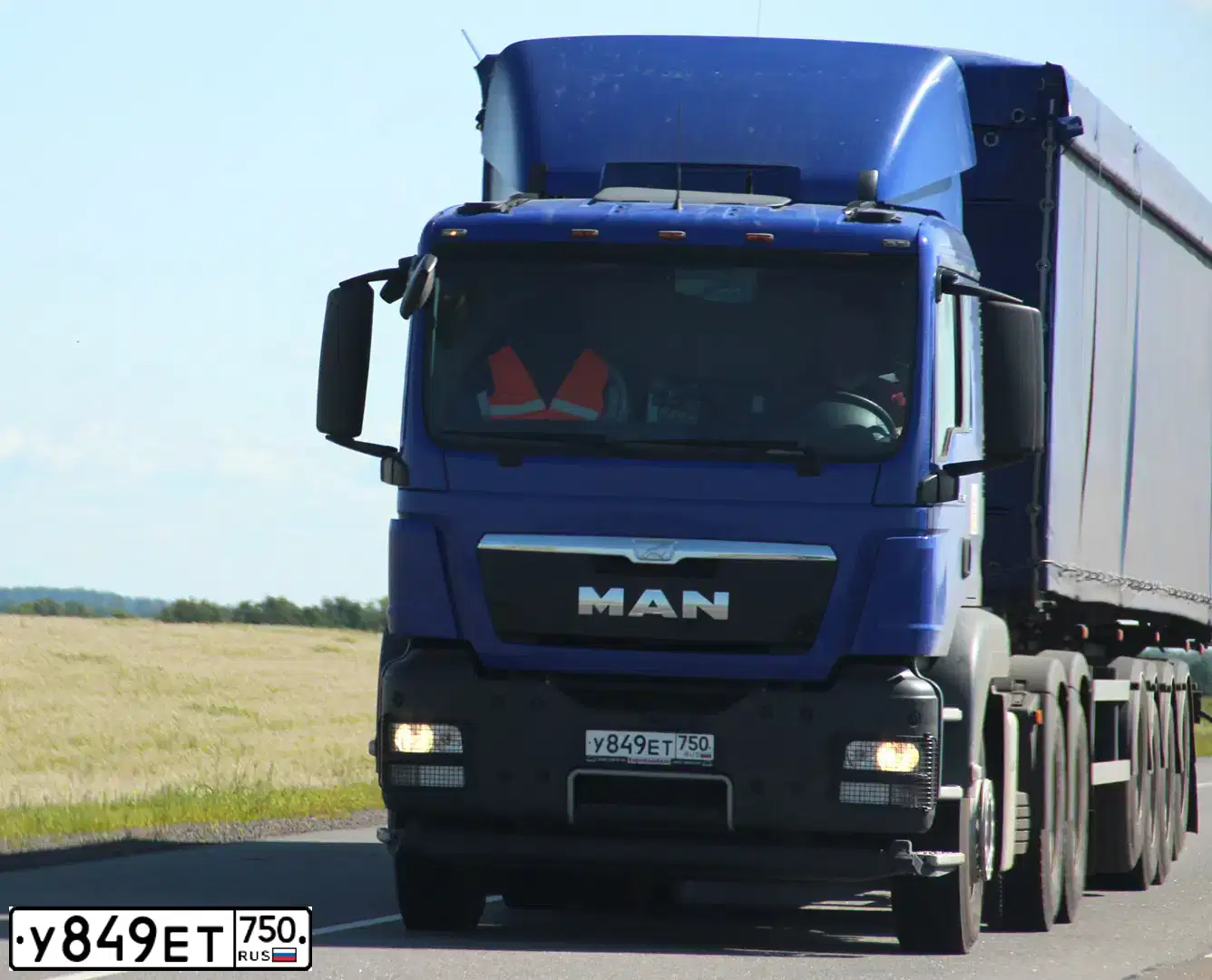 Фото автомобиля MAN TGS 26/33.XXX /6X4/, 2013 — госномер Х329ВМ37. Цвет: синий