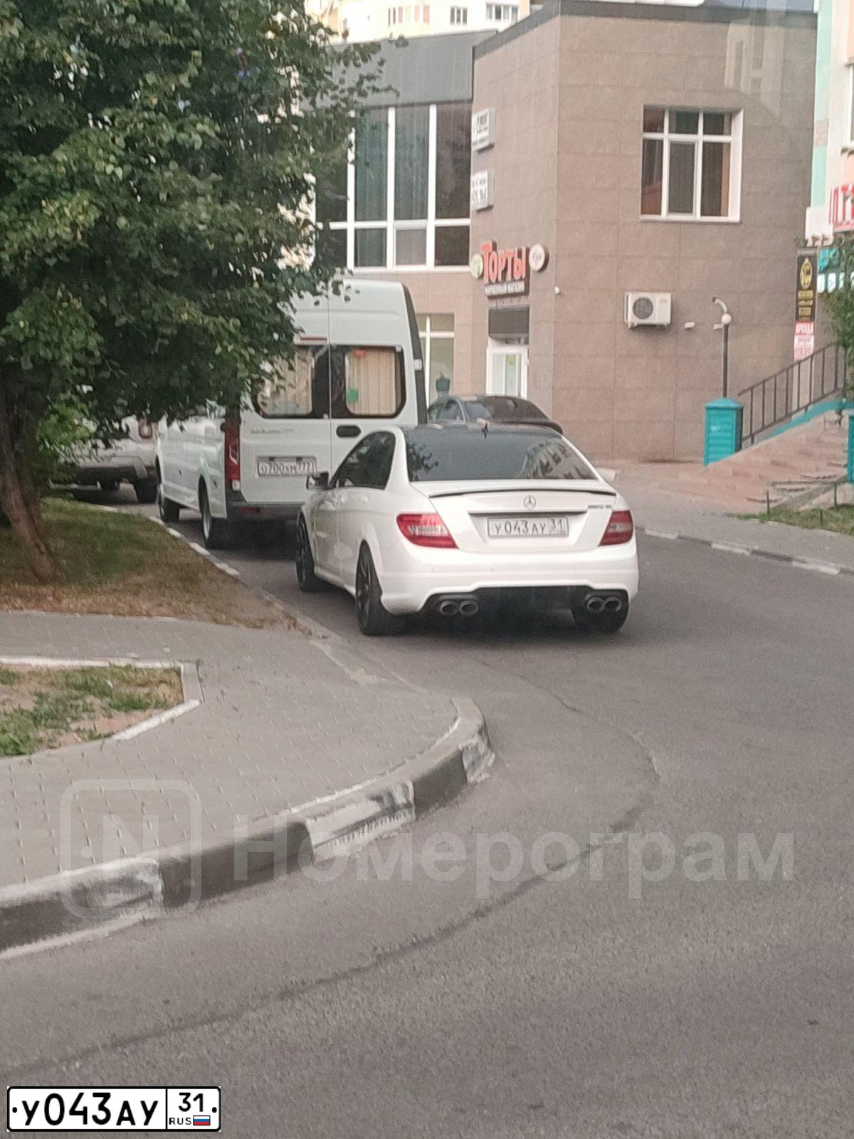 Фото автомобиля MERCEDES C-KLASSE, 2012 — госномер У043АУ31. Цвет: Белый
