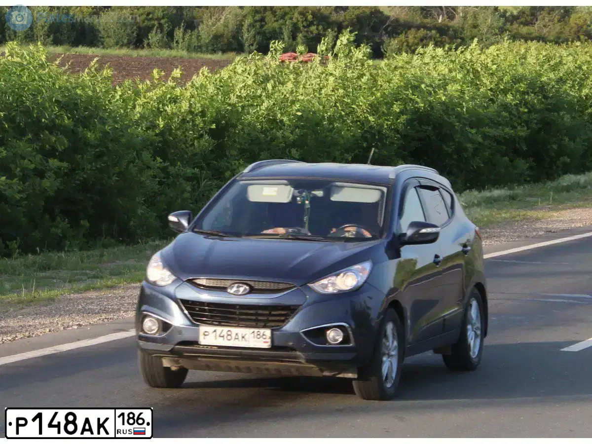 Фото автомобиля HYUNDAI IX35, 2010 — госномер К141ОТ86. Цвет: Темно-синий