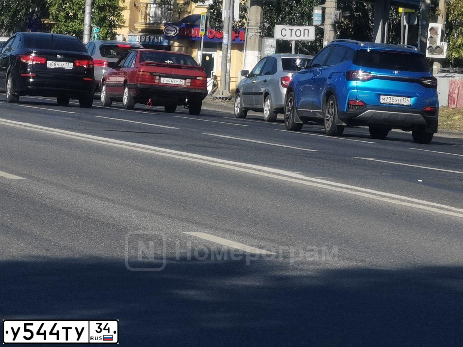 Фото автомобиля MAZDA 626, 1987 — госномер У544ТУ34. Цвет: Красный