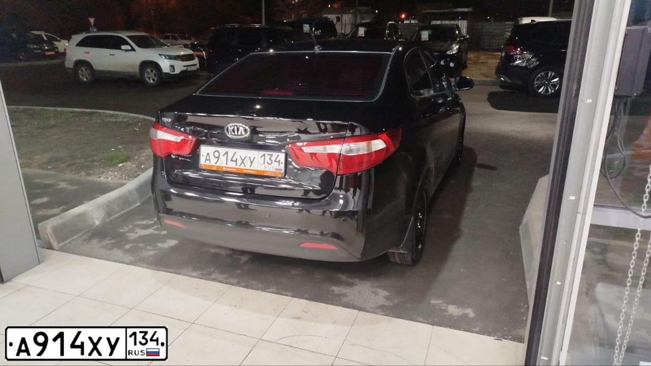Фото автомобиля KIA RIO, 2014 — госномер О919ЕР134. Цвет: ЧЕРНЫЙ