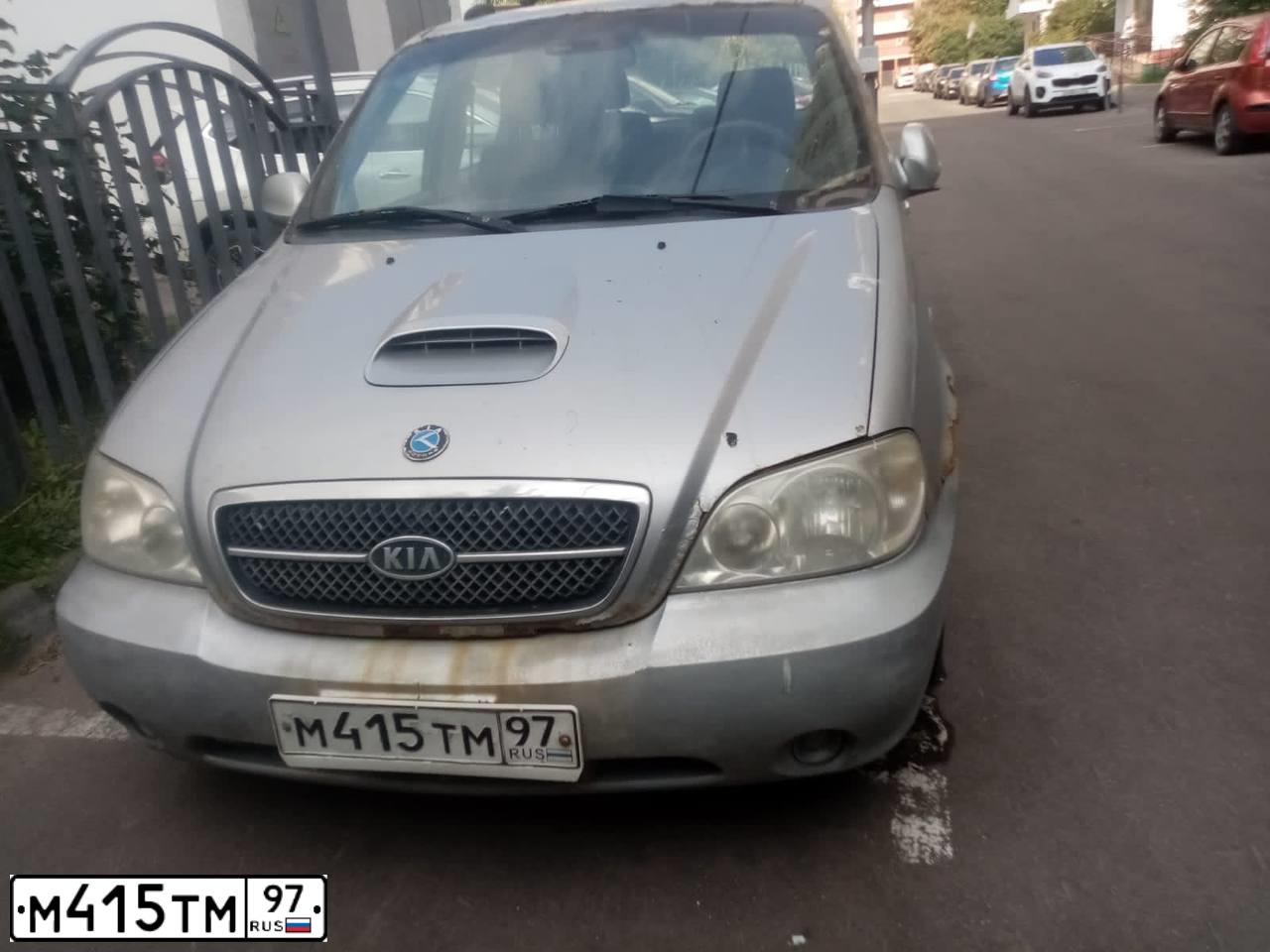 Фото автомобиля KIA CARNIVAL, 2004 — госномер М415ТМ97. Цвет: СВЕТЛО-СЕРЫЙ