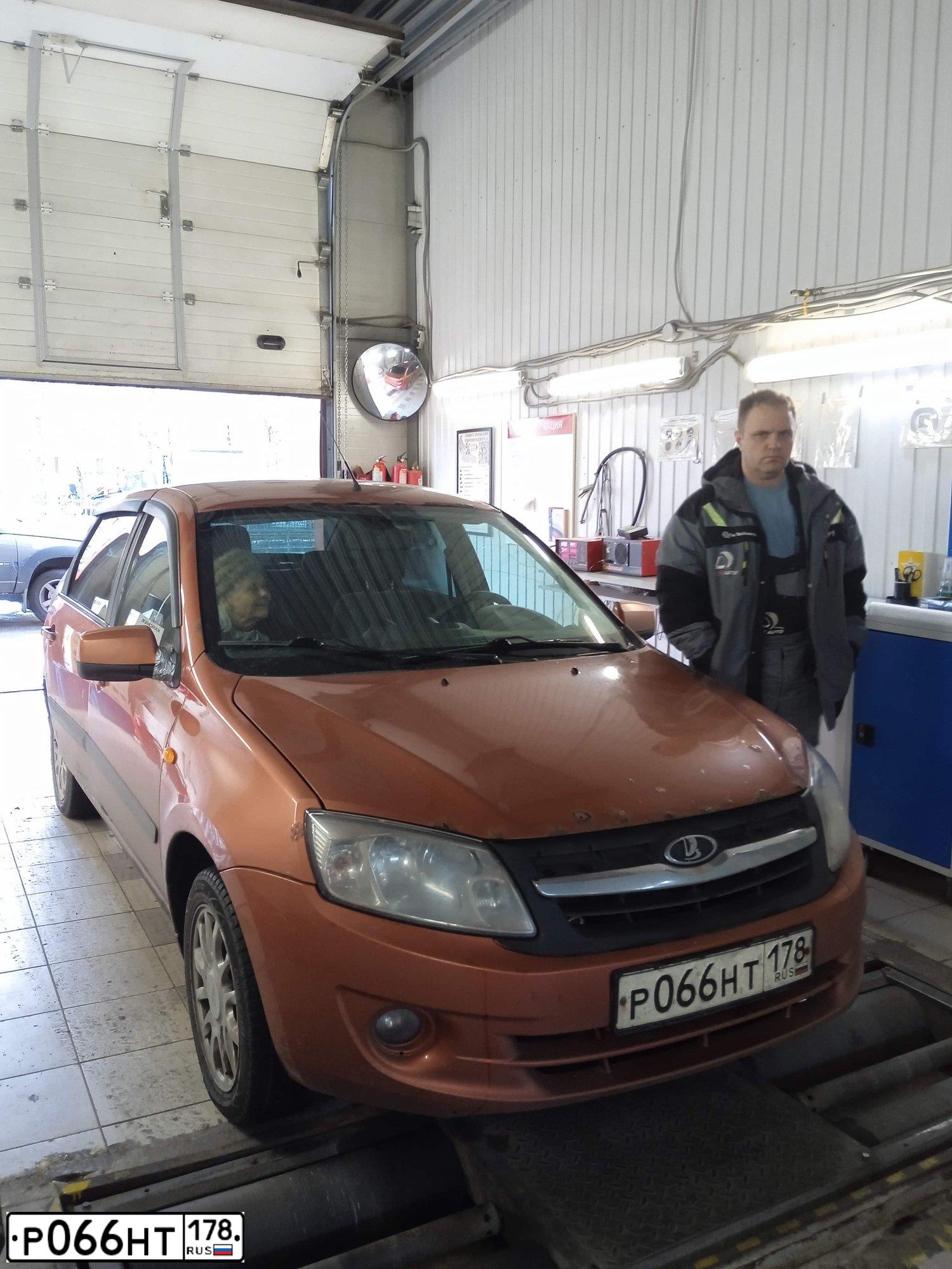 Фото автомобиля LADA 2190 GRANTA, 2013 — госномер Р066НТ178. Цвет: ОРАНЖЕВЫЙ