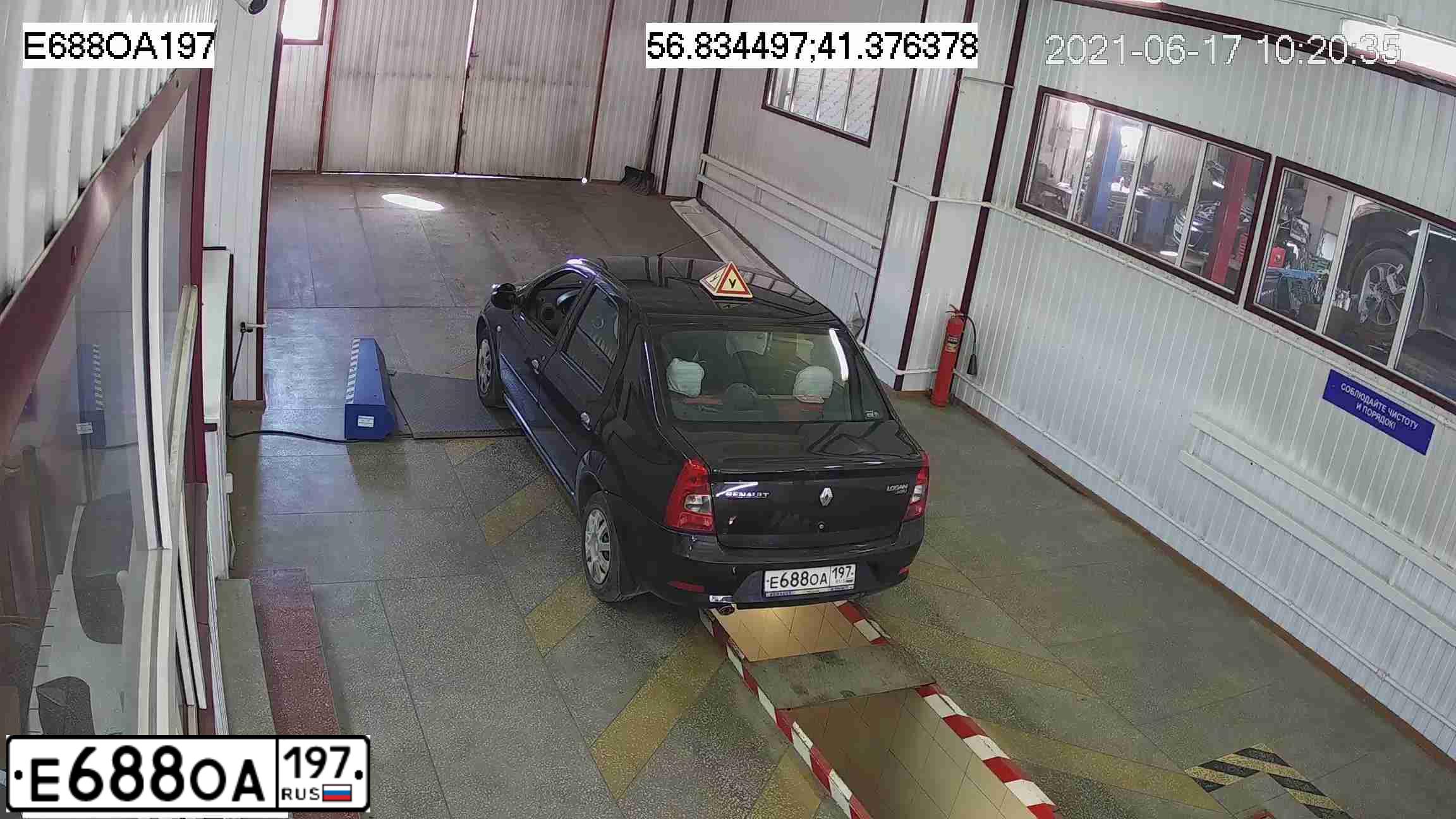 Фото автомобиля RENAULT T LOGAN, 2010 — госномер Х688НК37. Цвет: ЧЕРНЫЙ