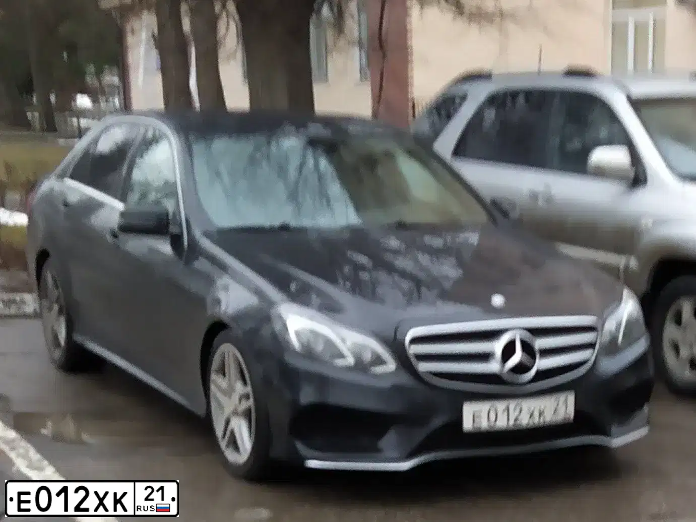 Фото автомобиля MERCEDES E-KLASSE, 2013 — госномер Е012ХК21. Цвет: ЧЕРНЫЙ