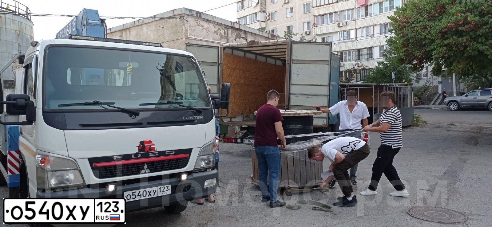 Фото автомобиля FUSO CANTER, 2015 — госномер В614ЕО126. Цвет: Белый