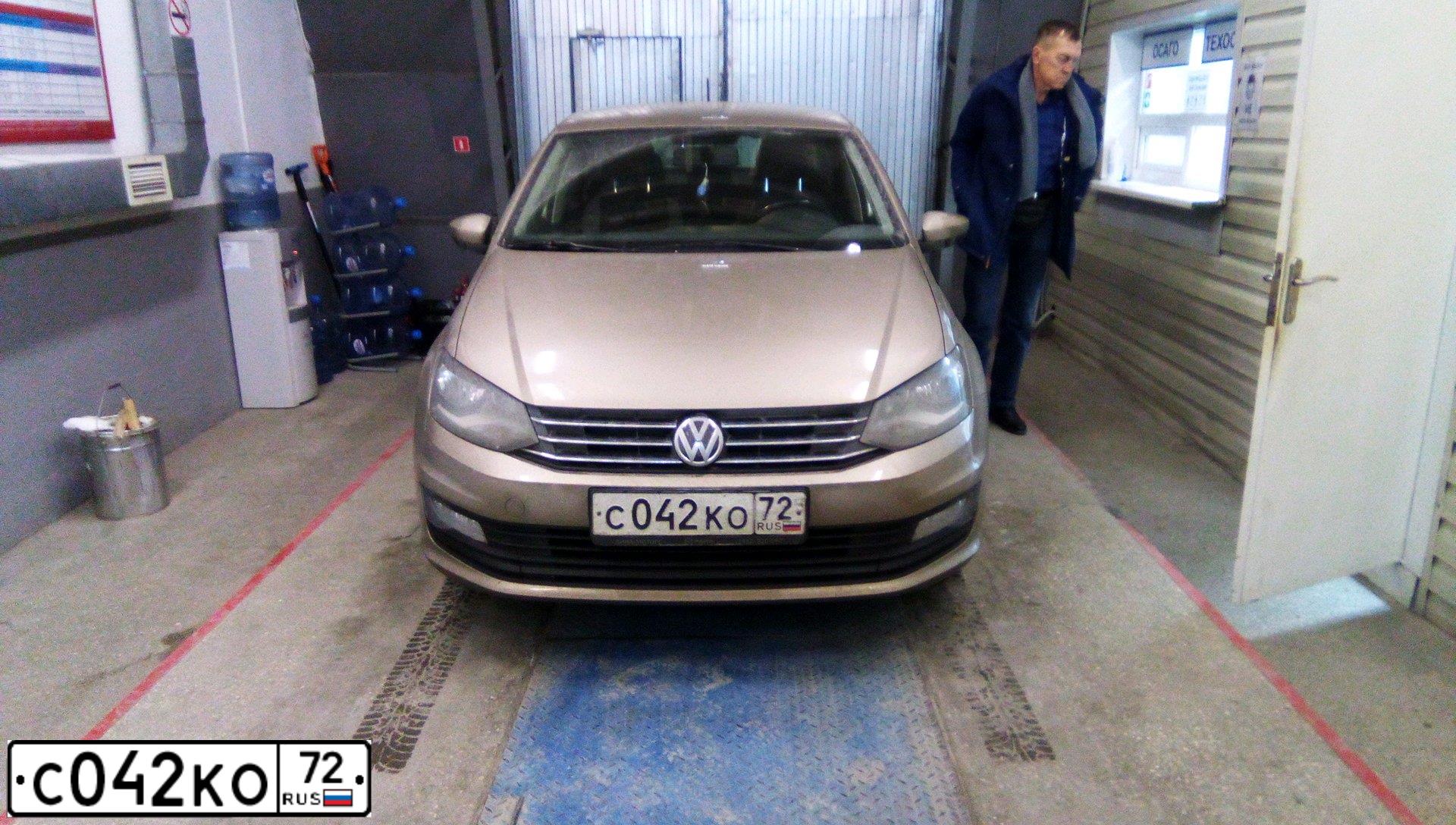 Фото автомобиля VOLKSWAGEN POLO, 2016 — госномер С042КО72. Цвет: БЕЖЕВЫЙ