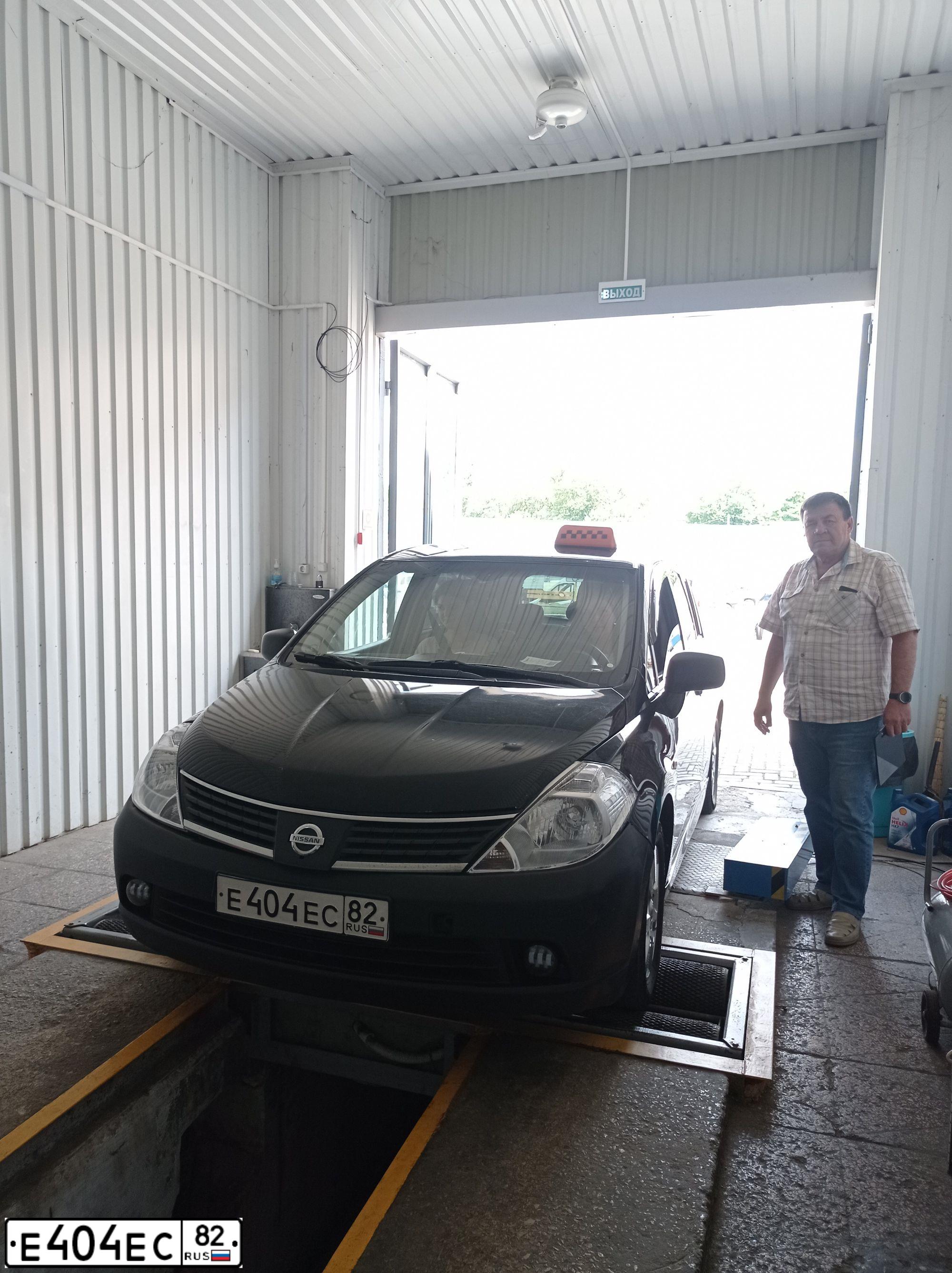 Фото автомобиля NISSAN TIIDA, 2011 — госномер Е404ЕС82. Цвет: ЧЕРНЫЙ