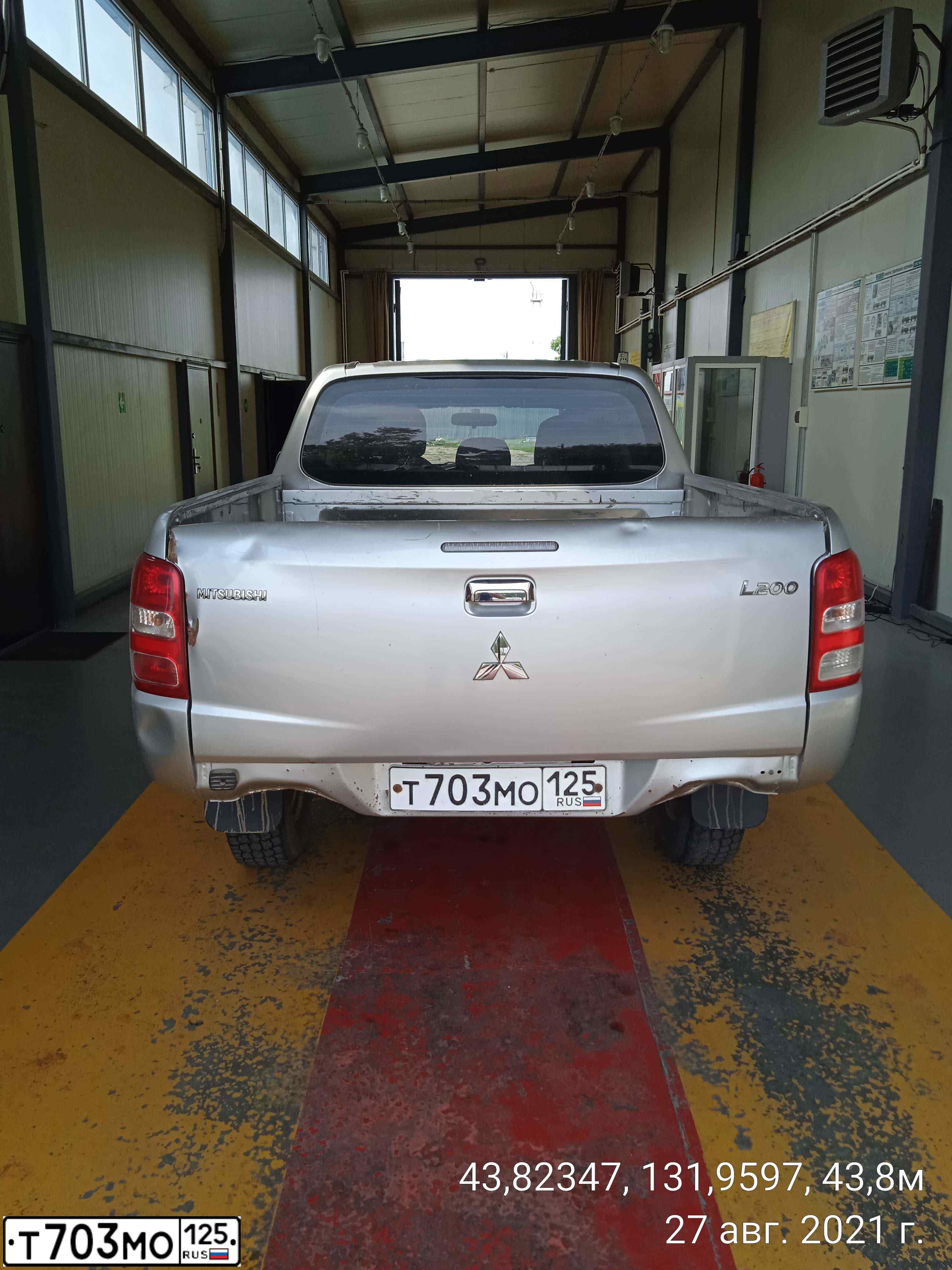 Фото автомобиля MITSUBISHI L 200, 2015 — госномер Т703МО125. Цвет: серебристый
