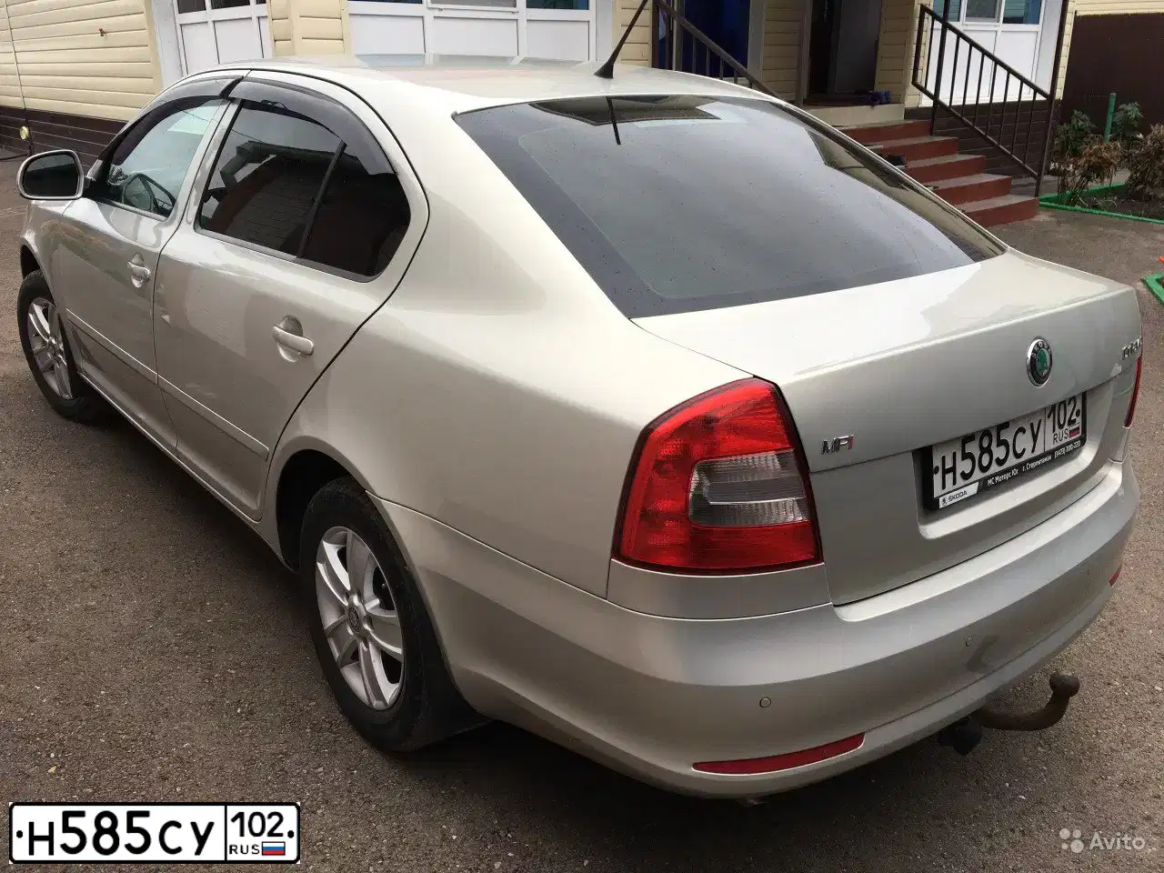 Фото автомобиля SKODA OCTAVIA, 2012 — госномер Н585СУ102. Цвет: Серебристо-Желтый
