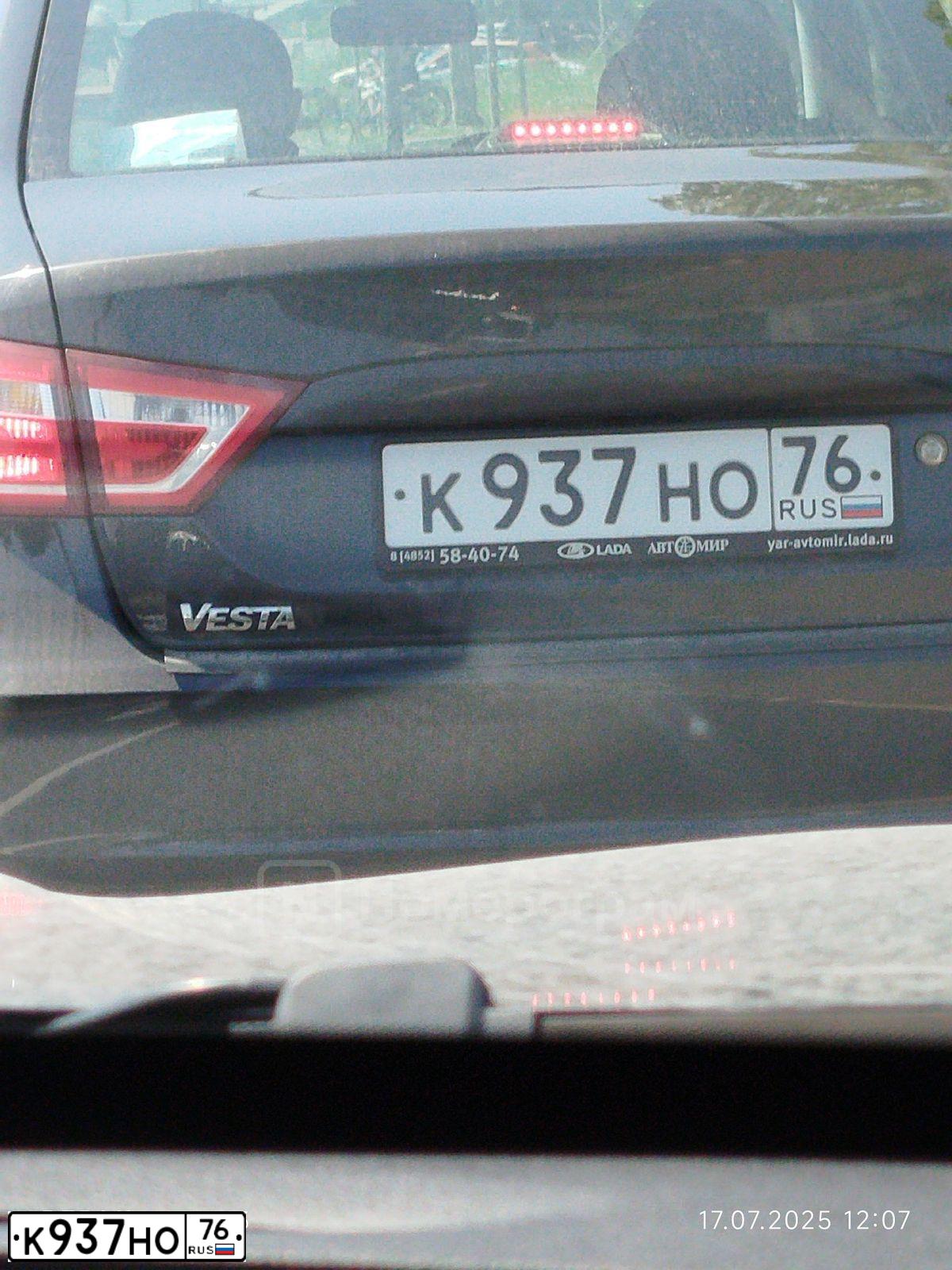 Фото автомобиля LADA VESTA, 2017 — госномер К937НО76. Цвет: ЧЕРНЫЙ